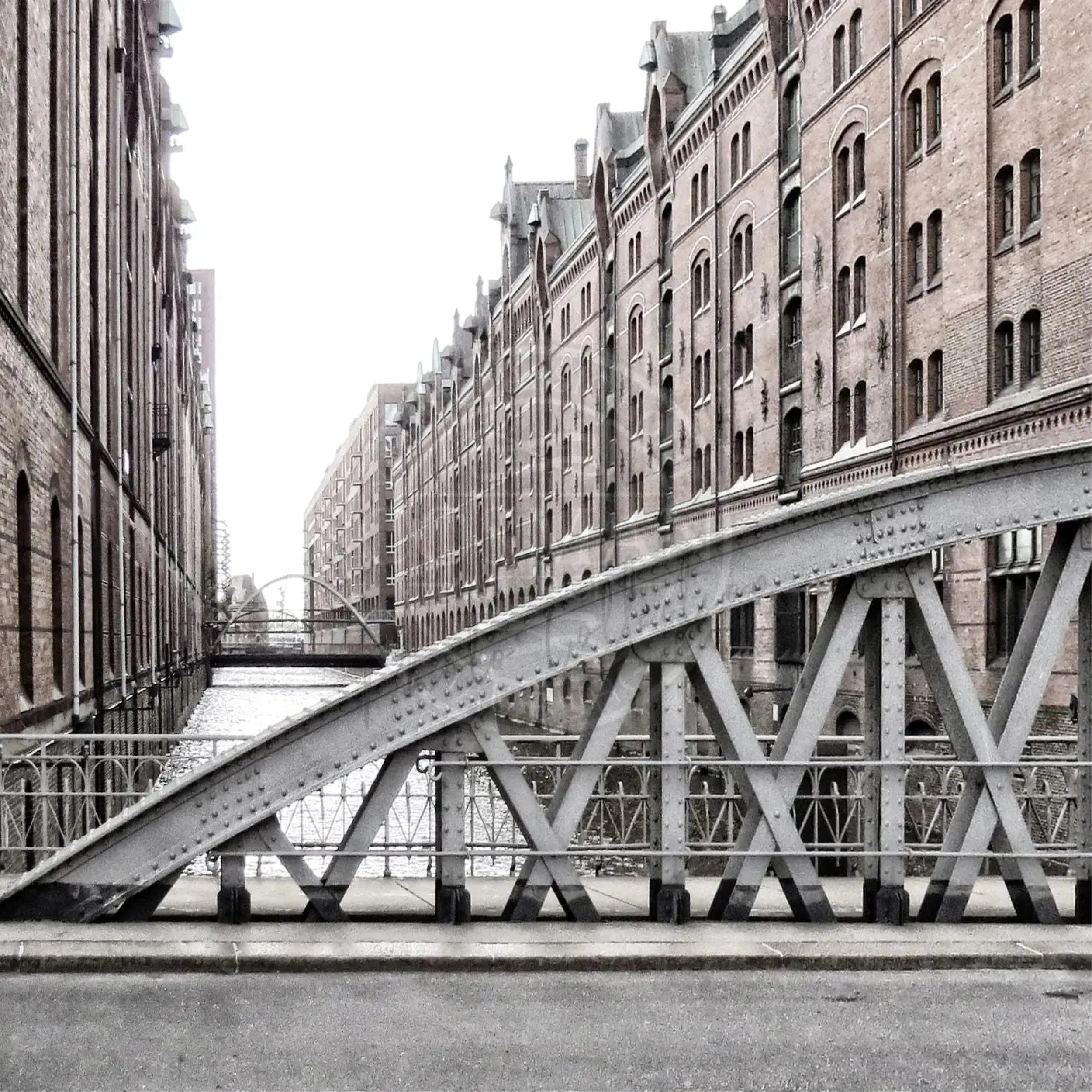 Schwarz-weiß-Poster der Hamburger Speicherstadt von Cosman-Photocollection, 40x40 cm, mit weißem Rand