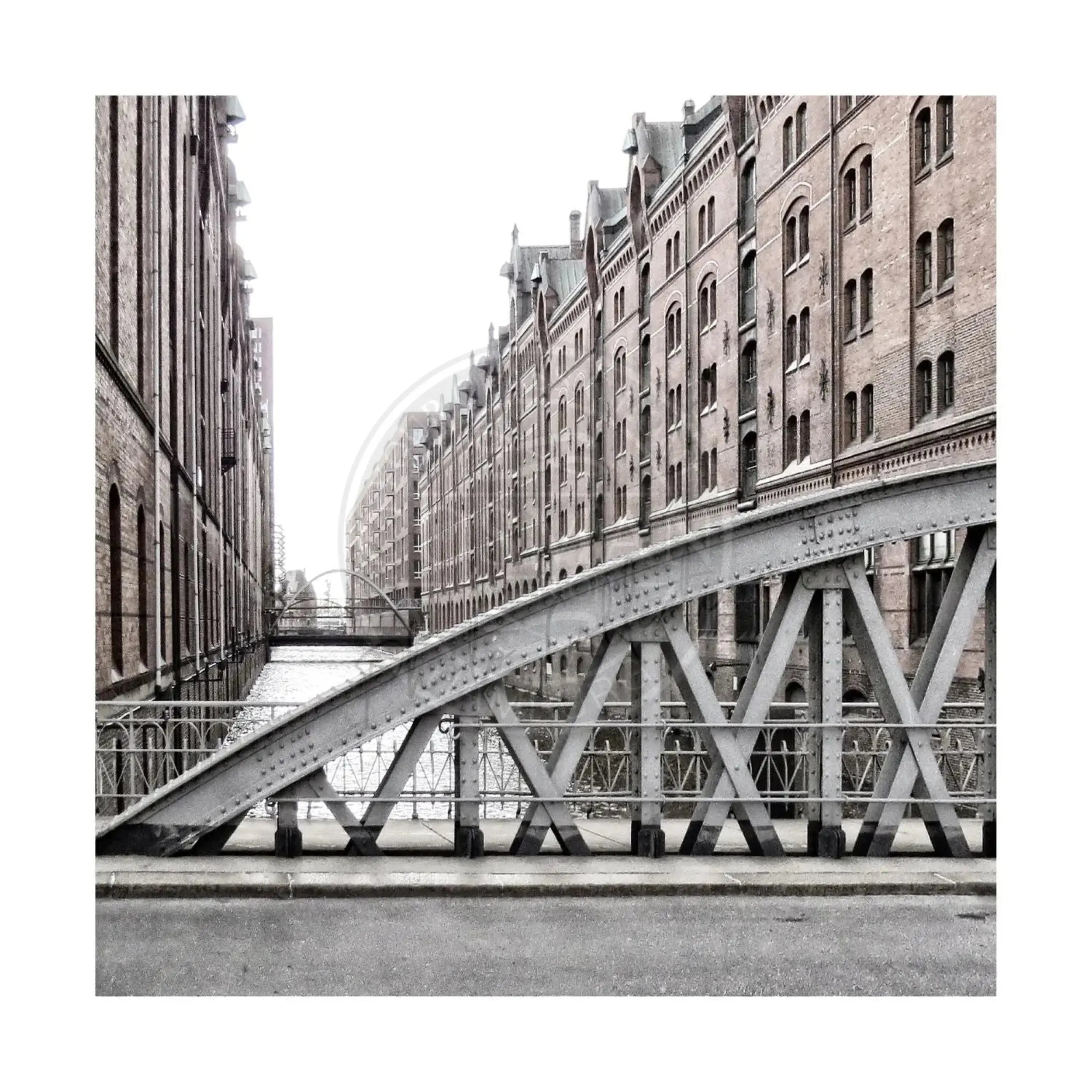 Schwarz-weiß Poster der Hamburger Speicherstadt von Cosman-Photocollection, 40x40cm, mit weißem Rand.