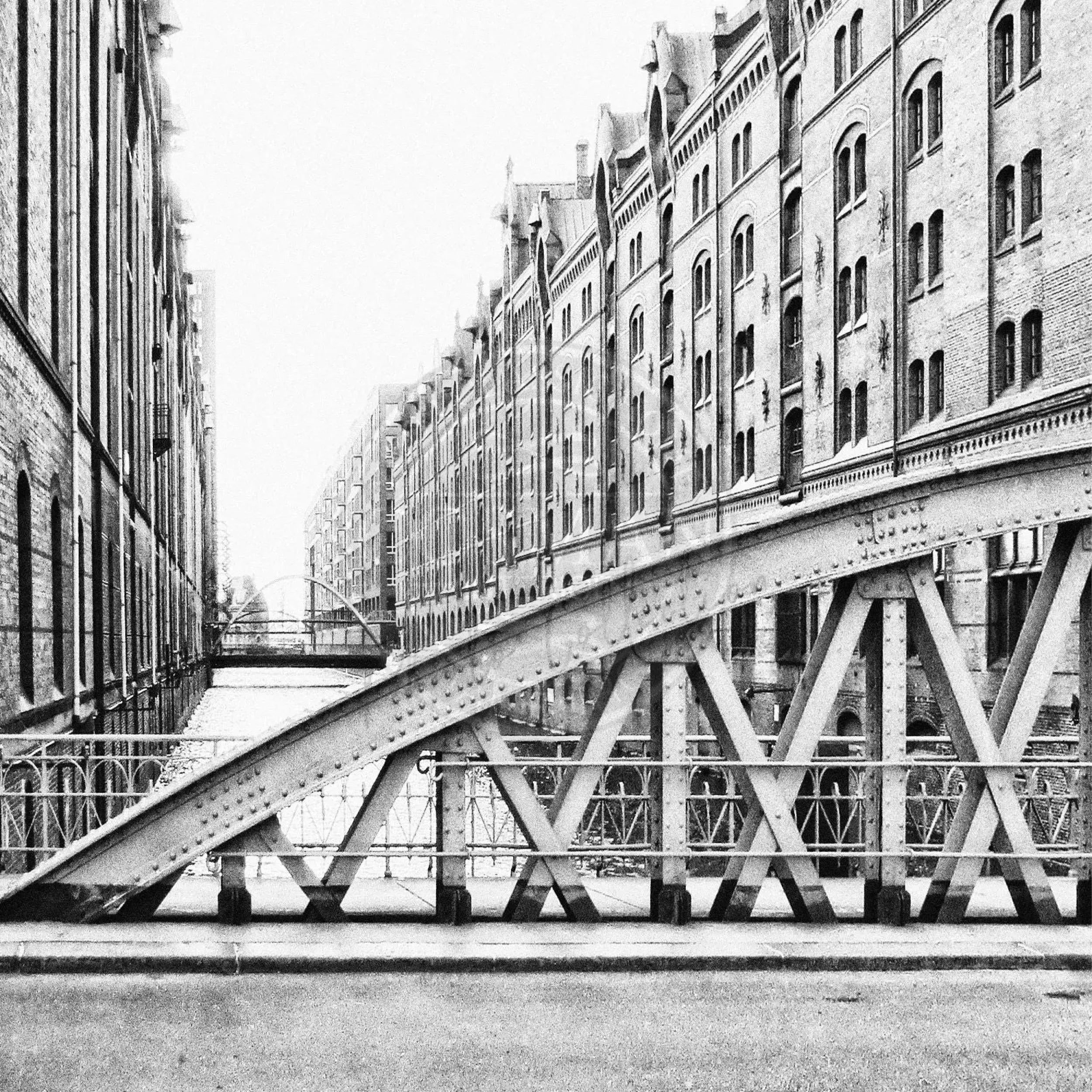 Schwarz-weiß Poster der Hamburger Speicherstadt von Cosman-Photocollection, 40cm x 40cm, mit weißem Rand.