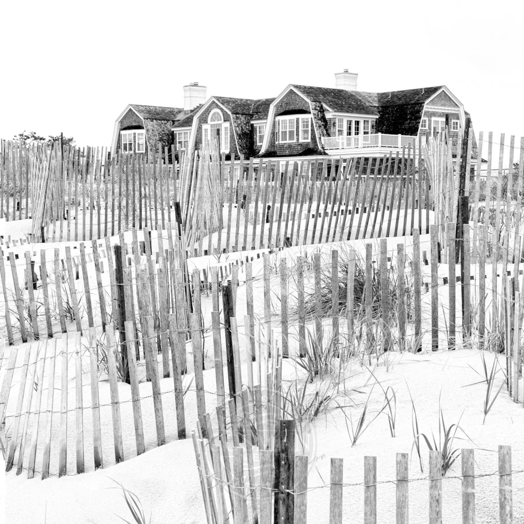 Schwarz-weiß Poster Hamptons Long Island Beach House von Cosman-Photocollection, 40x40 cm, mit weißem Rand