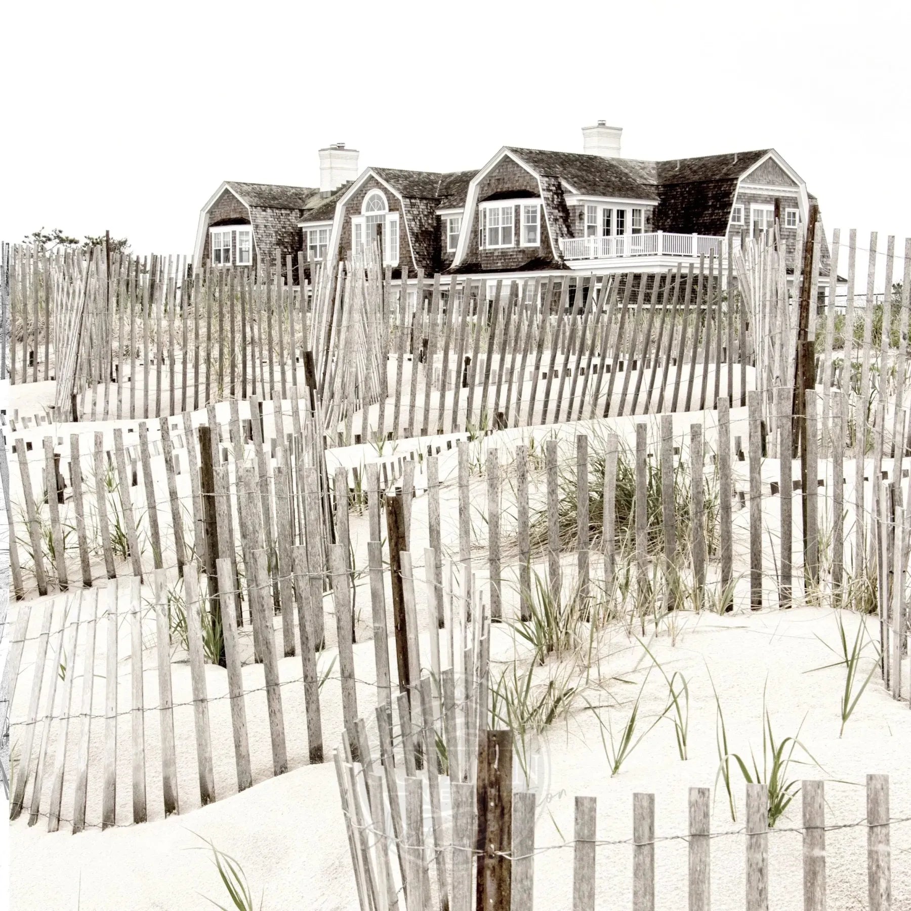 Schwarz-weiß Poster Hamptons Long Island ’Beach House’ von Cosman-Photocollection, 40x40cm, mit weißem Rand