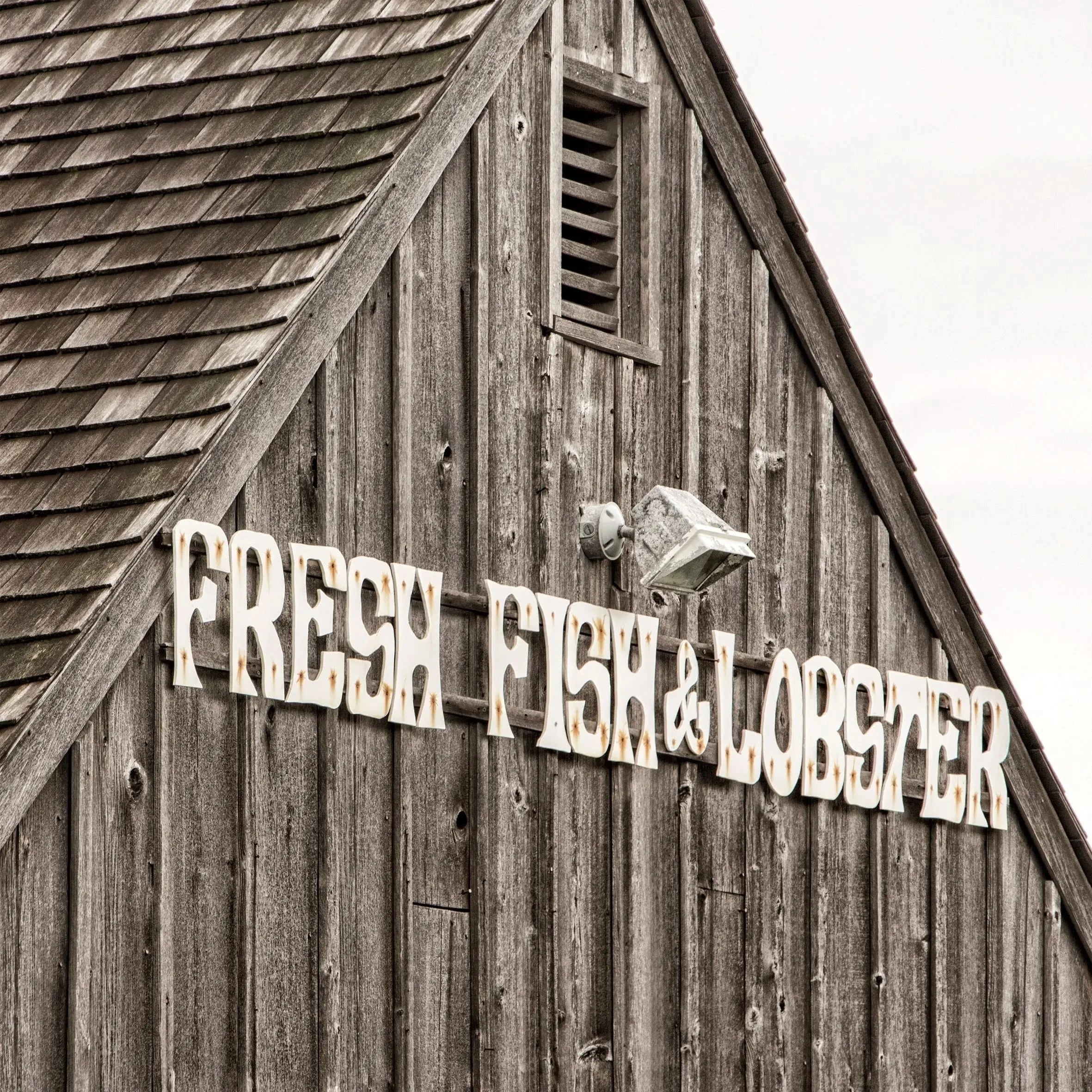 Schwarz-weiß Poster Hamptons Long Island ’Fresh Fish’ von Cosman-Photocollection, 40x40 cm, mit weißem Rand