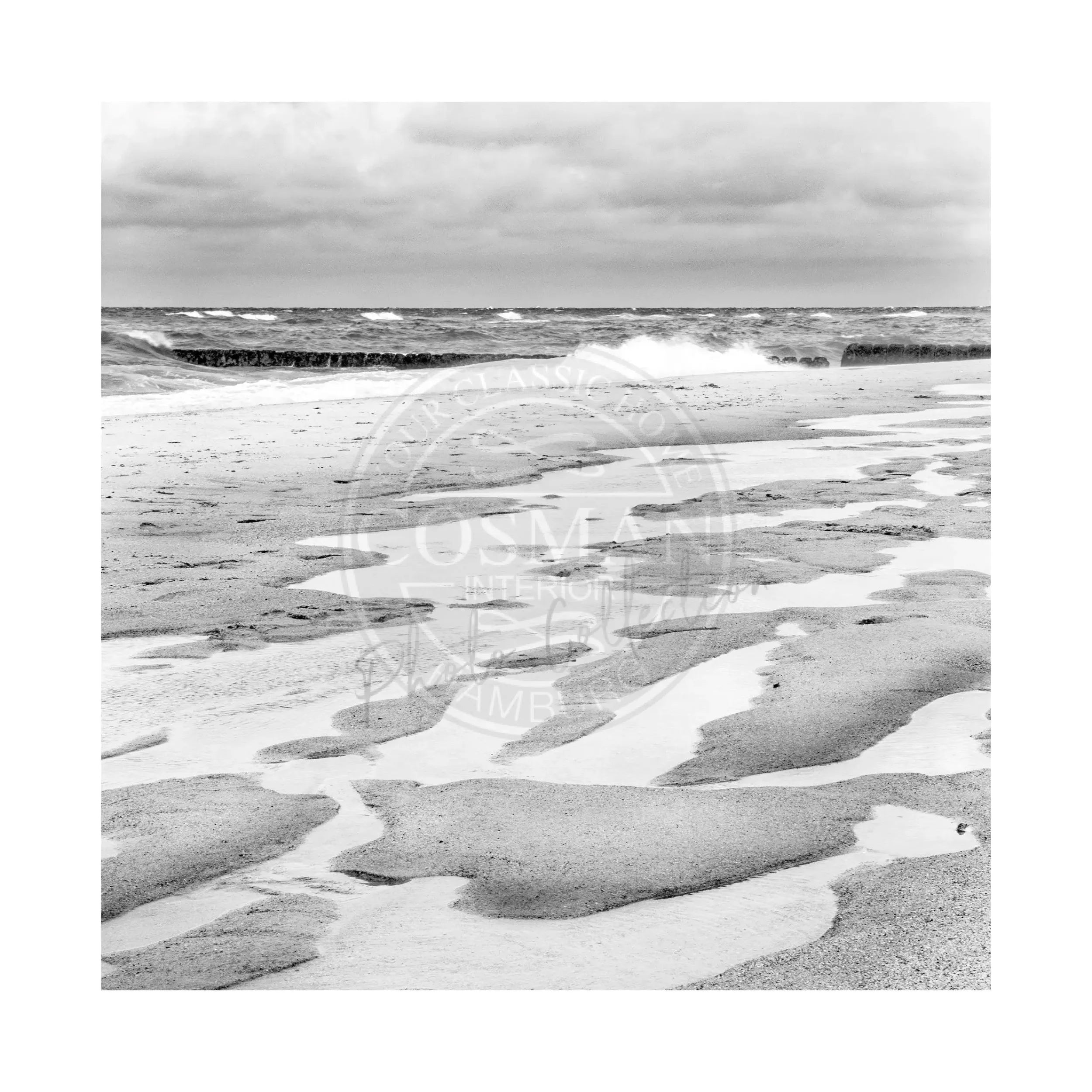 Schwarz-weiß Poster "Strand" von Cosman-Photocollection, 40x40cm, mit weißem Rand, zeigt eine Strandaufnahme von Sylt.