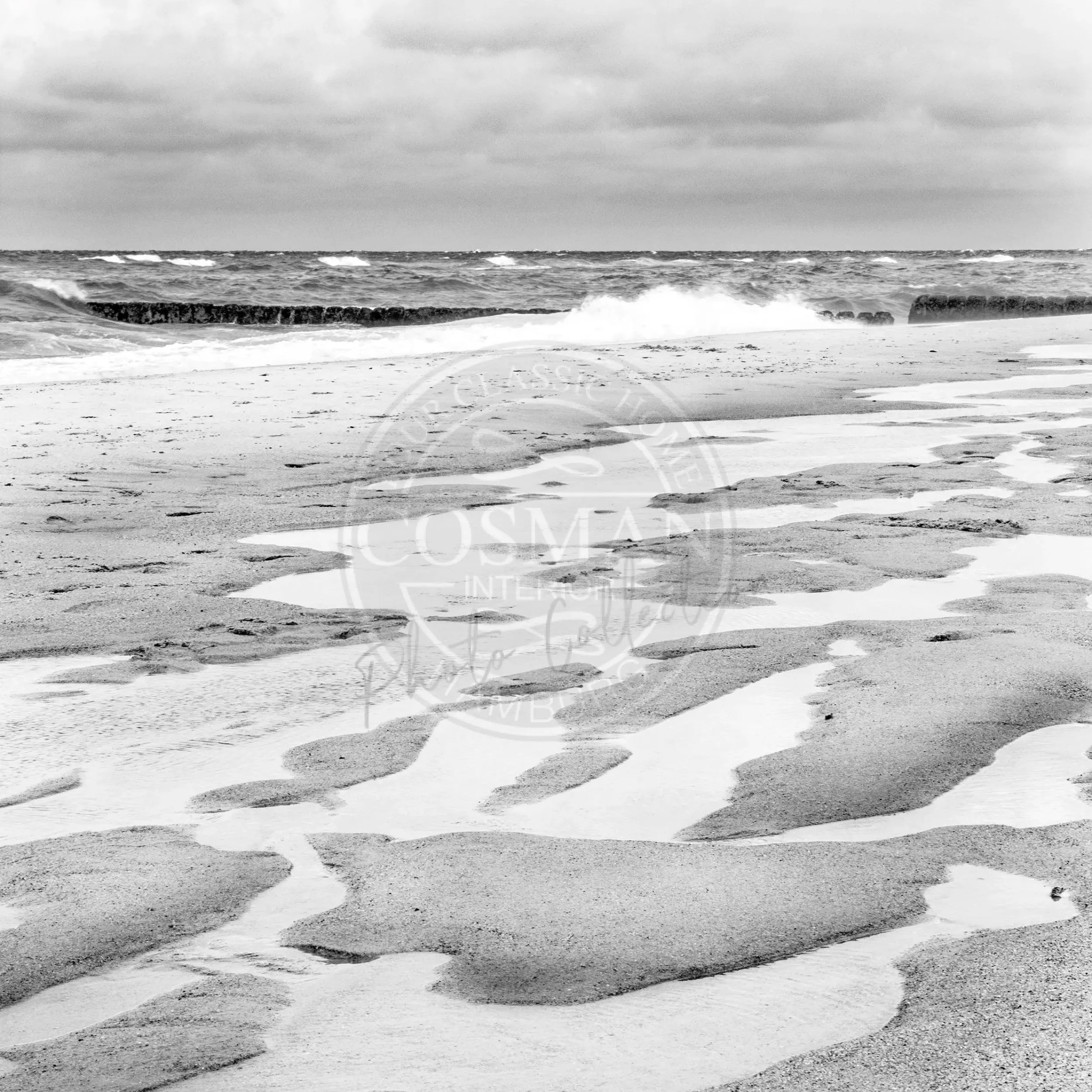 Schwarz-weiß Poster "Strand" von Cosman-Photocollection, 40x40cm, mit weißem Rand, zeigt eine Strand-Szene auf Sylt.