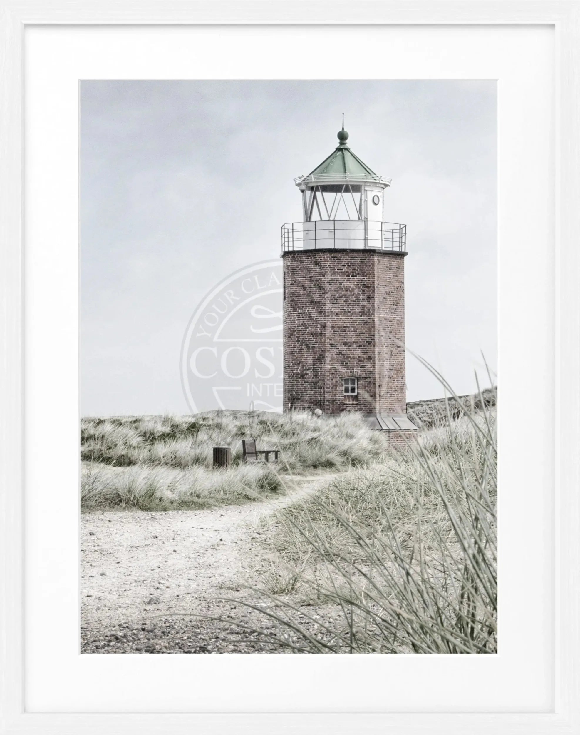 Schwarz-weiß Poster mit Rahmen, zeigt den Leuchtturm Sylt am Roten Kliff, von Cosman-Photocollection, 25x31 cm groß.