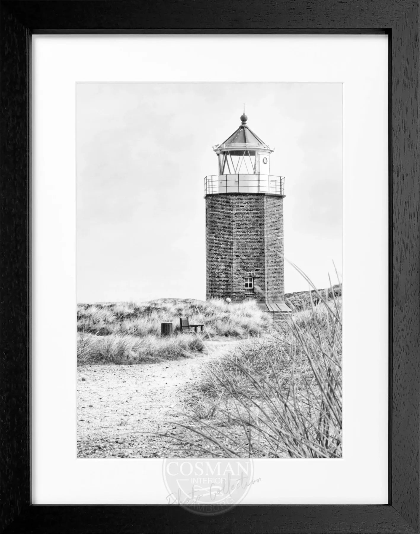 Schwarz-weiß Poster mit Rahmen, zeigt den Leuchtturm am roten Kliff auf Sylt, von Cosman-Photocollection, Maße 25x31 cm