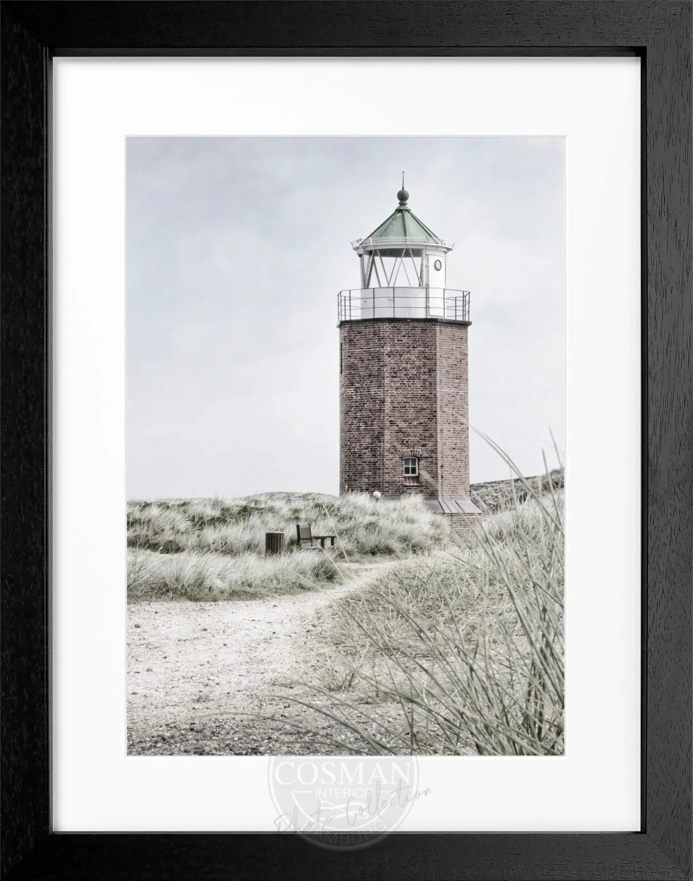 Schwarz-weiß Poster mit Rahmen, zeigt den Leuchtturm am Roten Kliff auf Sylt, von Cosman-Photocollection, 25x31 cm.