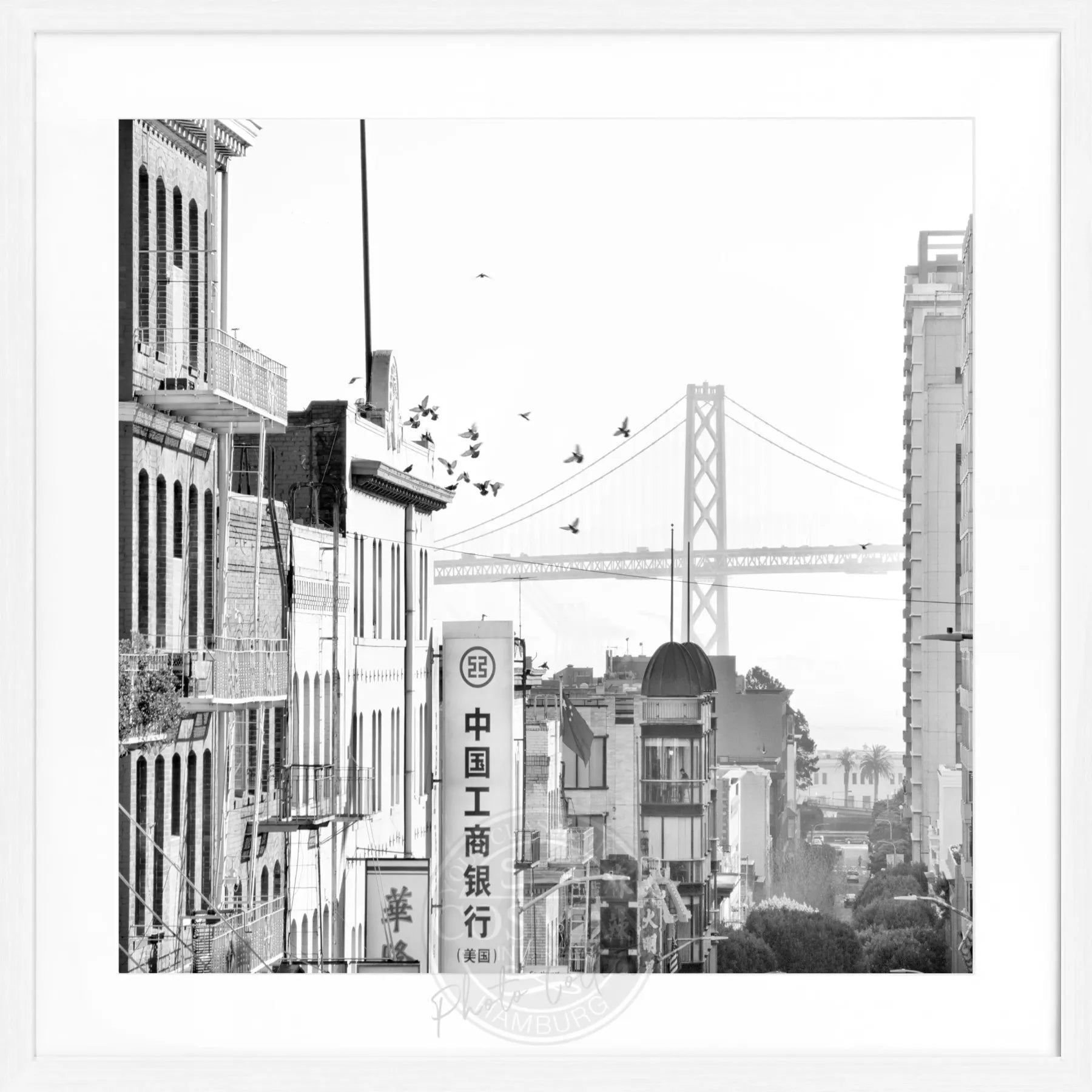 Schwarz-weiß Poster mit Rahmen von Cosman-Photocollection, Bay Bridge San Francisco, quadratisches 55x55cm Wandbild