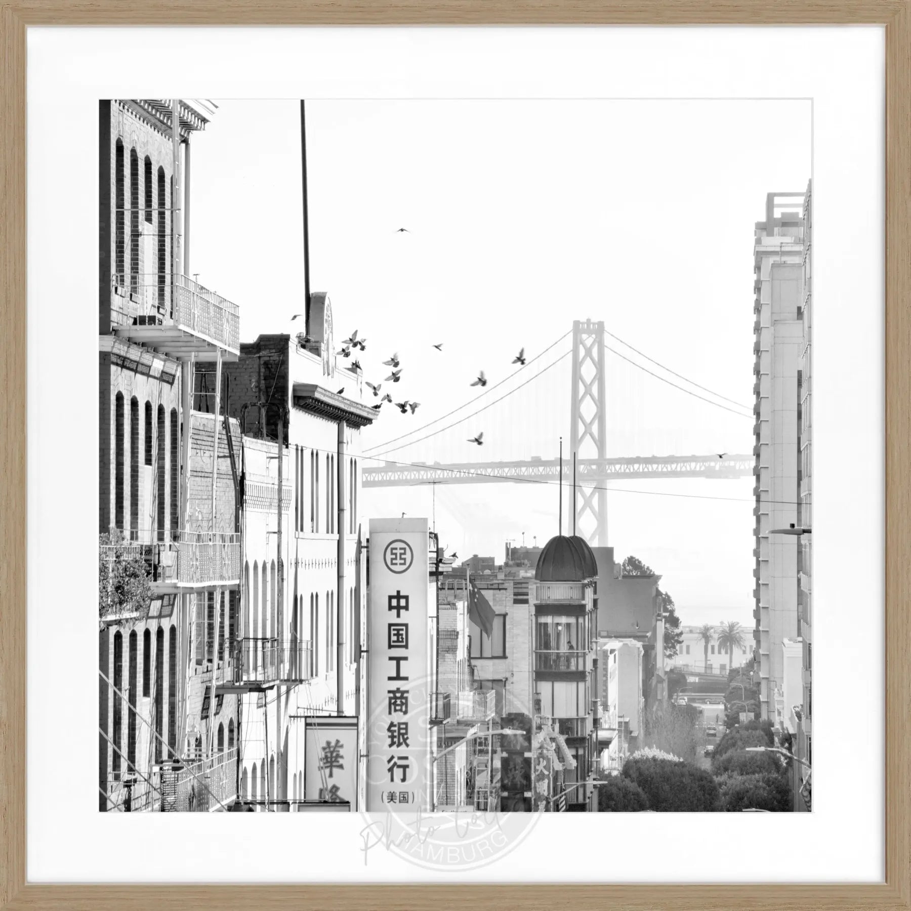 Schwarz-weiß Poster mit Rahmen von Cosman-Photocollection, Bay Bridge in San Francisco, quadratisches 55x55cm Motiv.