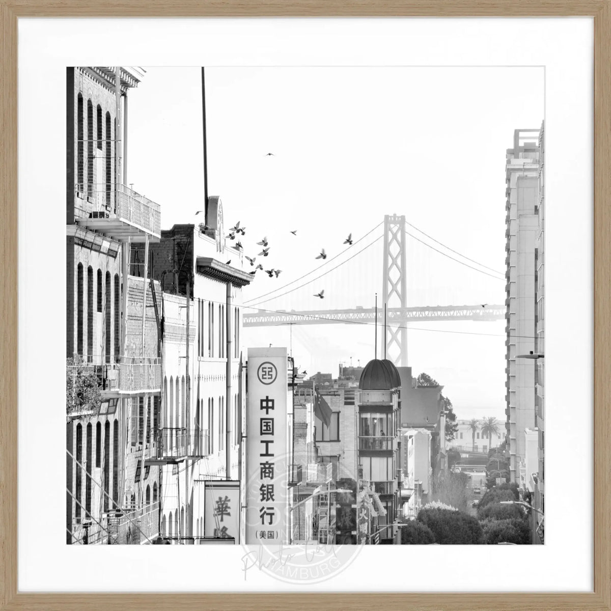 Schwarz-weiß Poster mit Rahmen von Cosman-Photocollection, Bay Bridge in San Francisco, quadratisches 55x55cm Motiv.