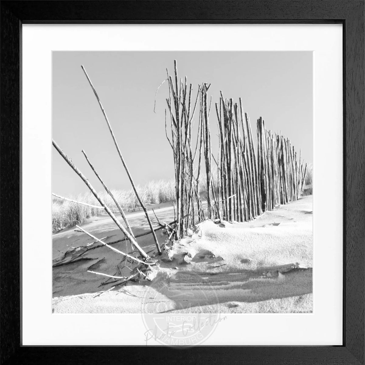 Schwarz-weiß Poster mit Rahmen ’Beach’ Sylt von Cosman-Photocollection, quadratisch 55x55cm, Strandmotiv in Bild.