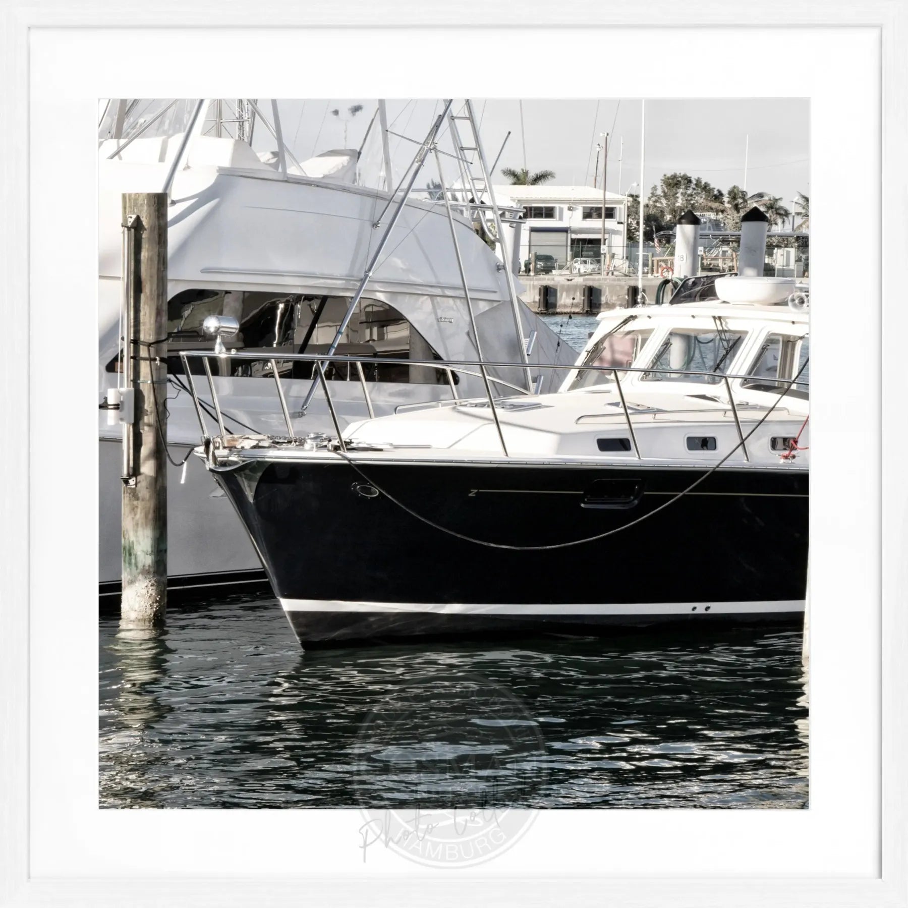 Schwarz-weiß Poster mit Rahmen von Cosman-Photocollection, Motiv eines Bootes in Florida Key West, quadratisch 55x55cm