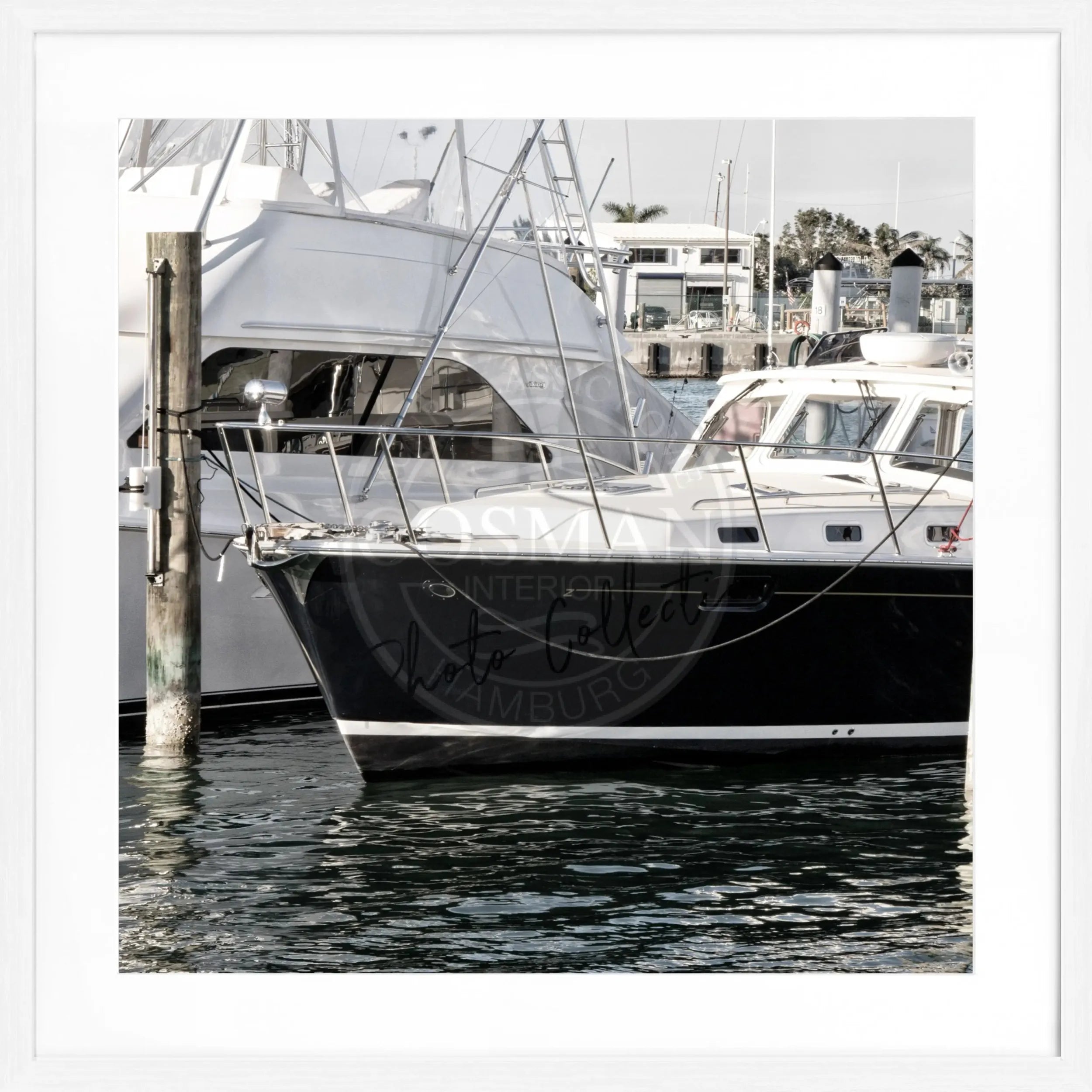 Schwarz-weiß Poster mit Rahmen von Cosman-Photocollection, Motiv eines Bootes in Florida Key West, quadratisch 55x55cm