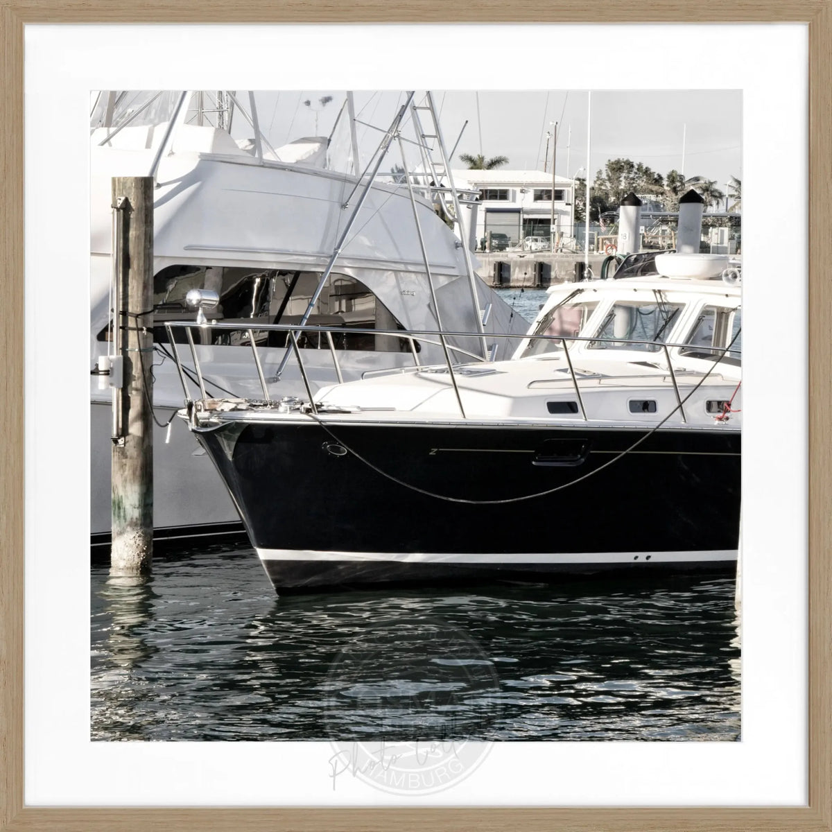 Schwarz-weiß Poster mit Rahmen von Cosman-Photocollection, Motiv eines Bootes in Florida Key West, quadratisch 55x55cm