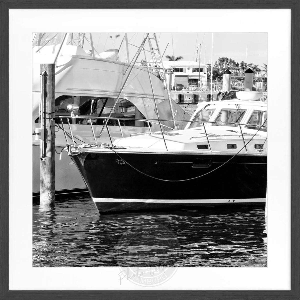 Schwarz-weiß-Poster mit Rahmen „Boat“ von Cosman-Photocollection, Florida Key West, quadratisch, 55x55cm, maritimes Motiv
