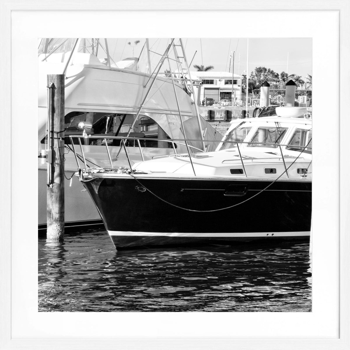 Schwarz-weiß Poster mit Rahmen von Cosman-Photocollection, Motiv eines Bootes in Florida Key West, quadratisch 55x55 cm.