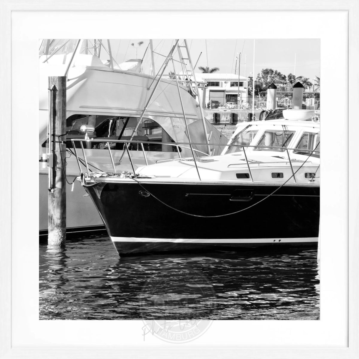 Schwarz-weiß Poster mit Rahmen von Cosman-Photocollection, Motiv eines Bootes in Florida Key West, quadratisch 55x55 cm.