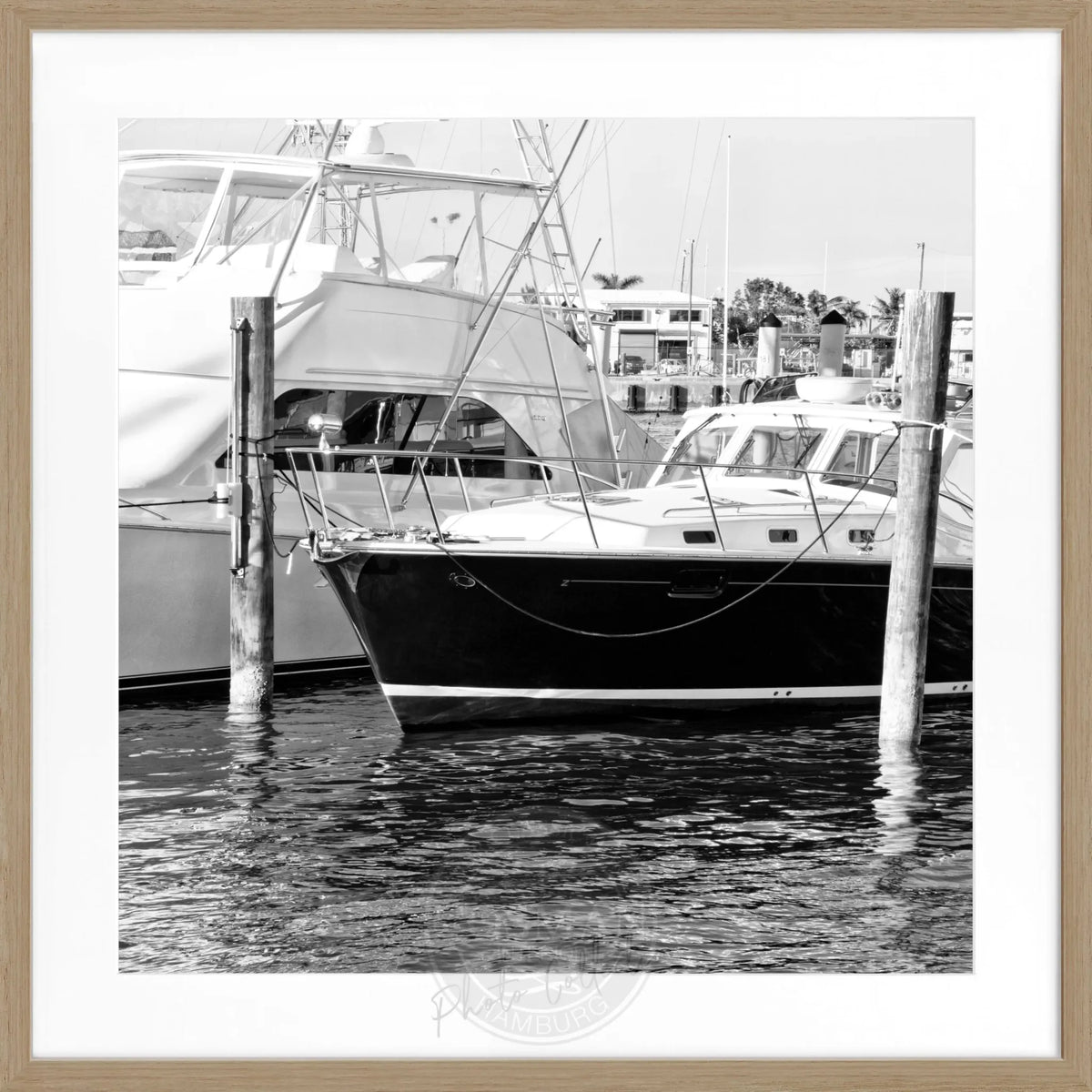 Schwarz-weißer Poster mit Rahmen 'Boat' von Cosman-Photocollection, Florida Key West, quadratisch 55x55cm, maritimes Motiv
