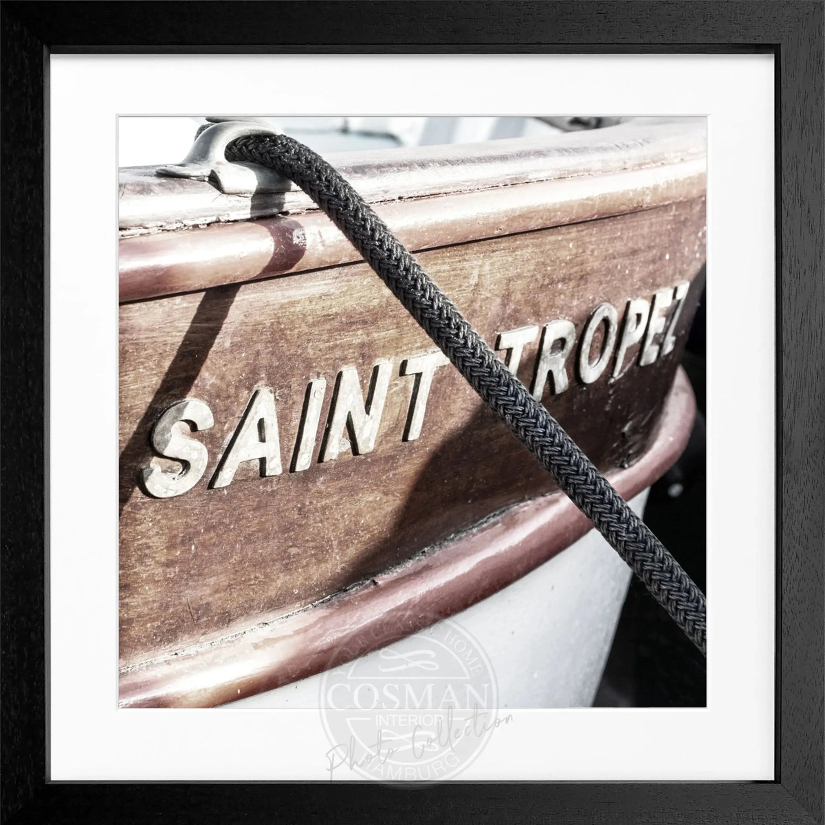 Schwarz-weiß Poster mit Rahmen ’Boot’ Saint Tropez von Cosman-Photocollection in quadratischem Format, 55x55cm.