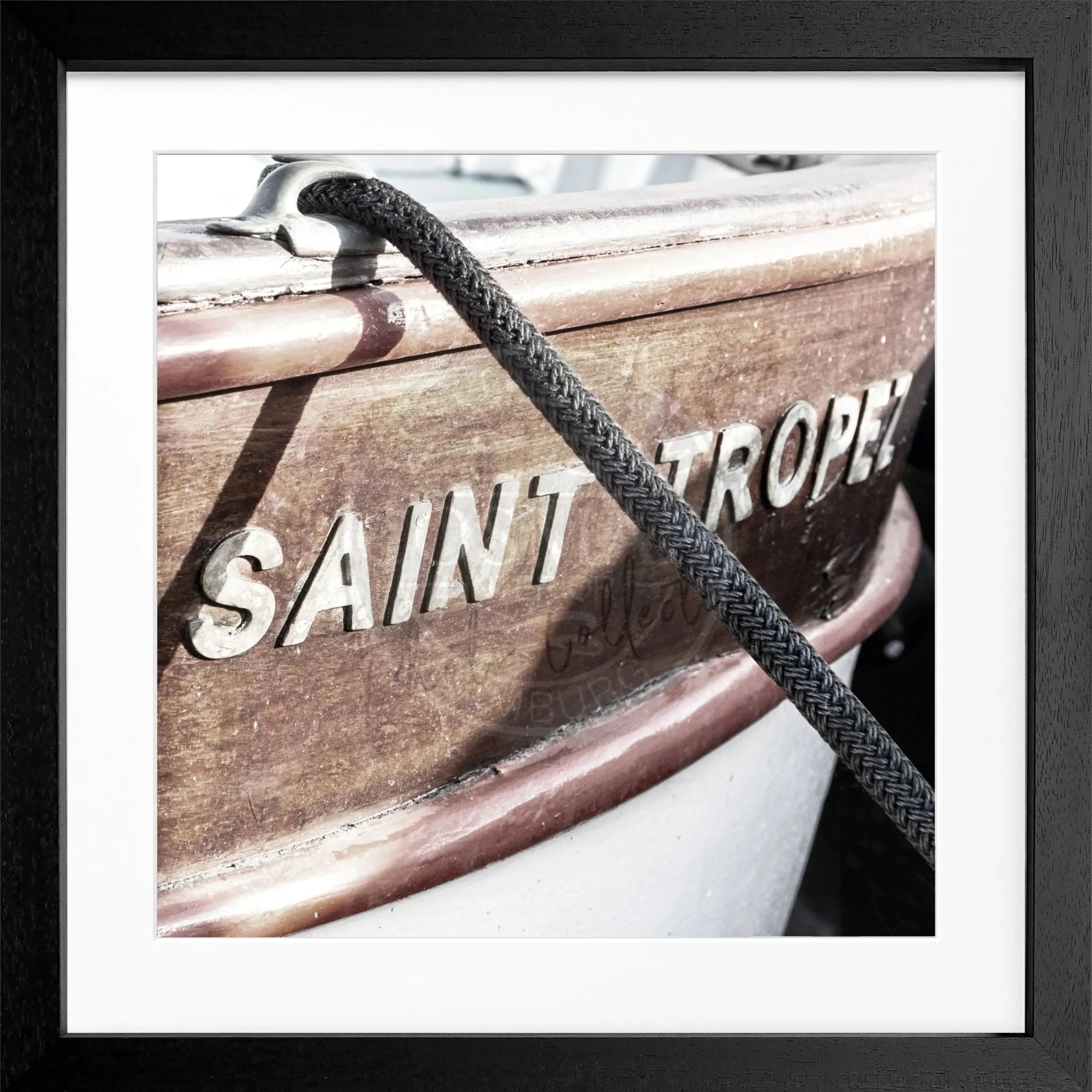 Schwarz-weiß Poster mit Rahmen ’Boot’ Saint Tropez von Cosman-Photocollection in quadratischem Format, 55x55cm.
