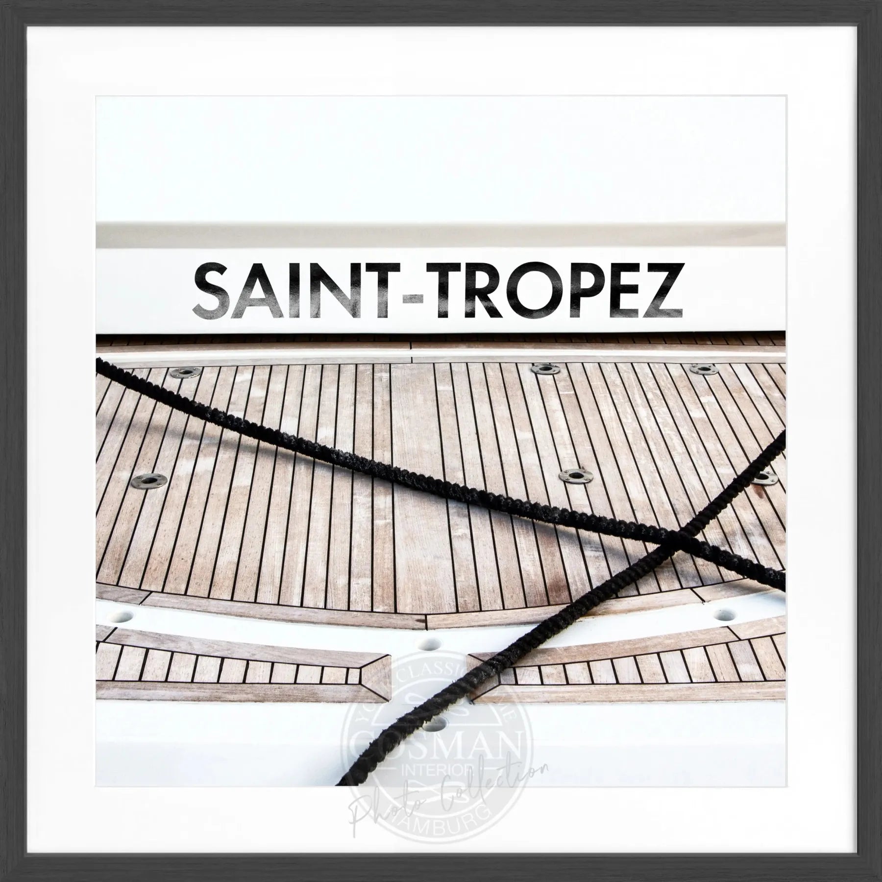 Schwarz-weiß Poster mit Rahmen, Motiv eines Bootes in Saint Tropez, von Cosman-Photocollection, quadratisch 55x55cm.