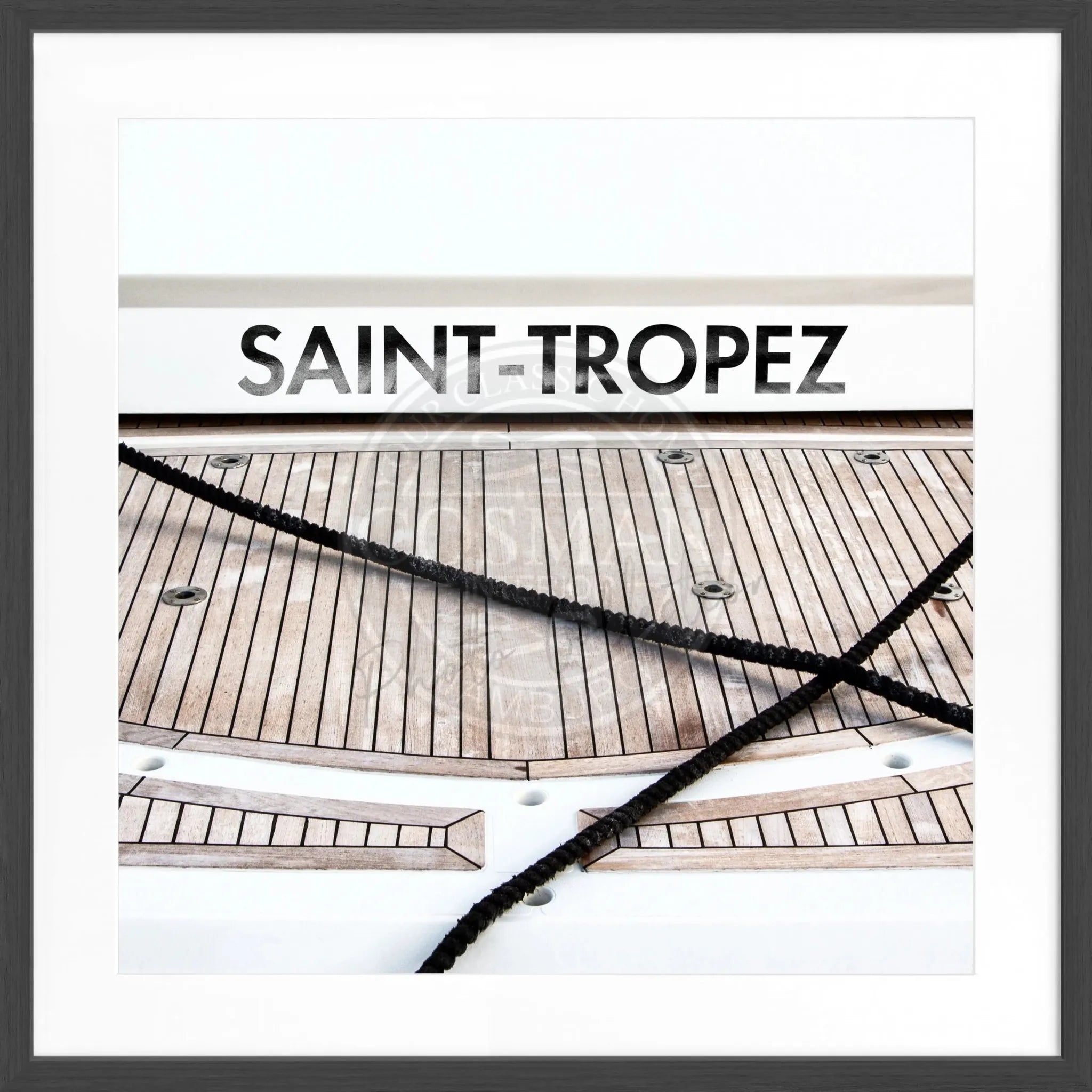 Schwarz-weiß Poster mit Rahmen, Motiv eines Bootes in Saint Tropez, von Cosman-Photocollection, quadratisch 55x55cm.