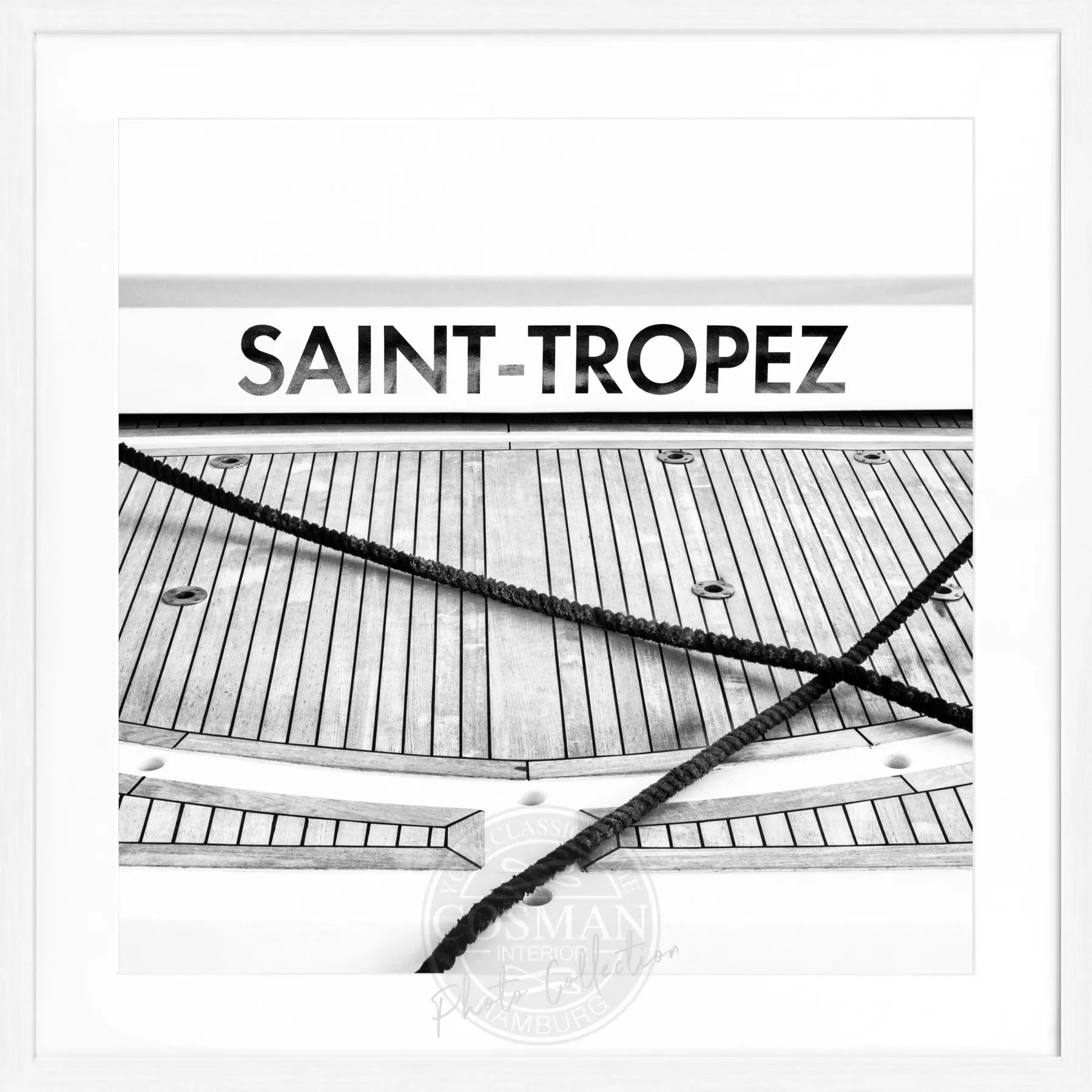 Schwarz-weiß Poster mit Rahmen, Motiv eines Bootes in Saint Tropez, von Cosman-Photocollection, quadratisch 55x55cm.