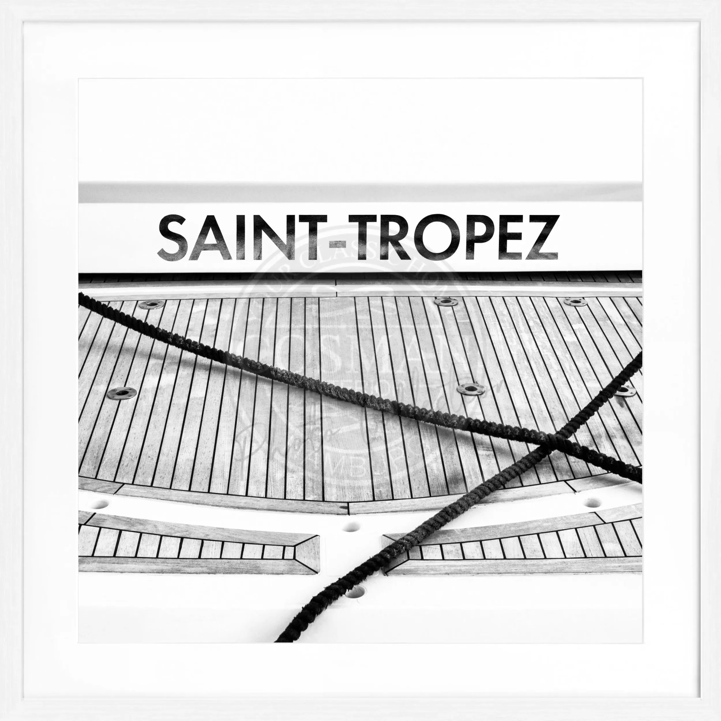 Schwarz-weiß Poster mit Rahmen, Motiv eines Bootes in Saint Tropez, von Cosman-Photocollection, quadratisch 55x55cm.