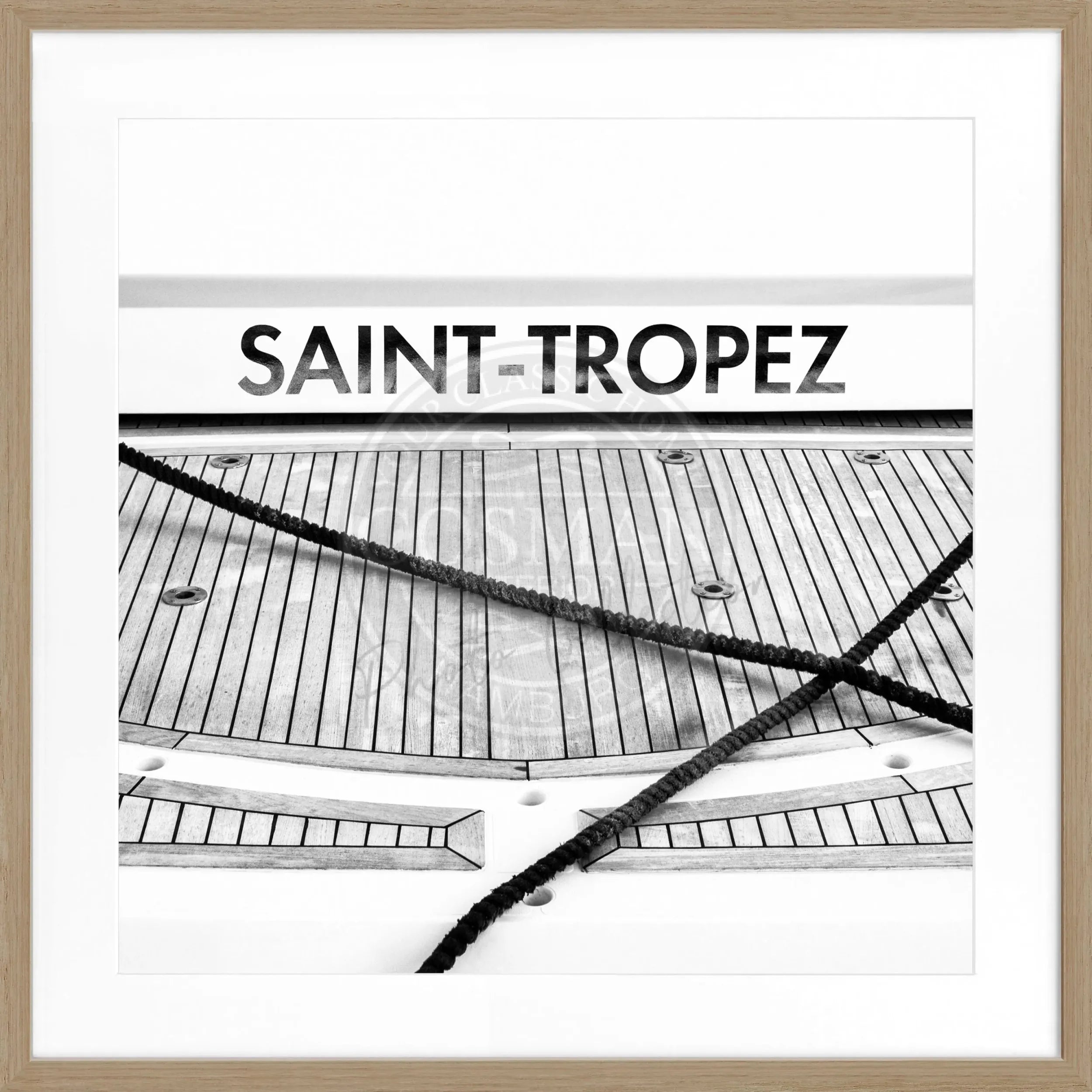 Schwarz-weiß Poster mit Rahmen von Cosman-Photocollection, Motiv eines Bootes in Saint Tropez, quadratisch 55x55cm