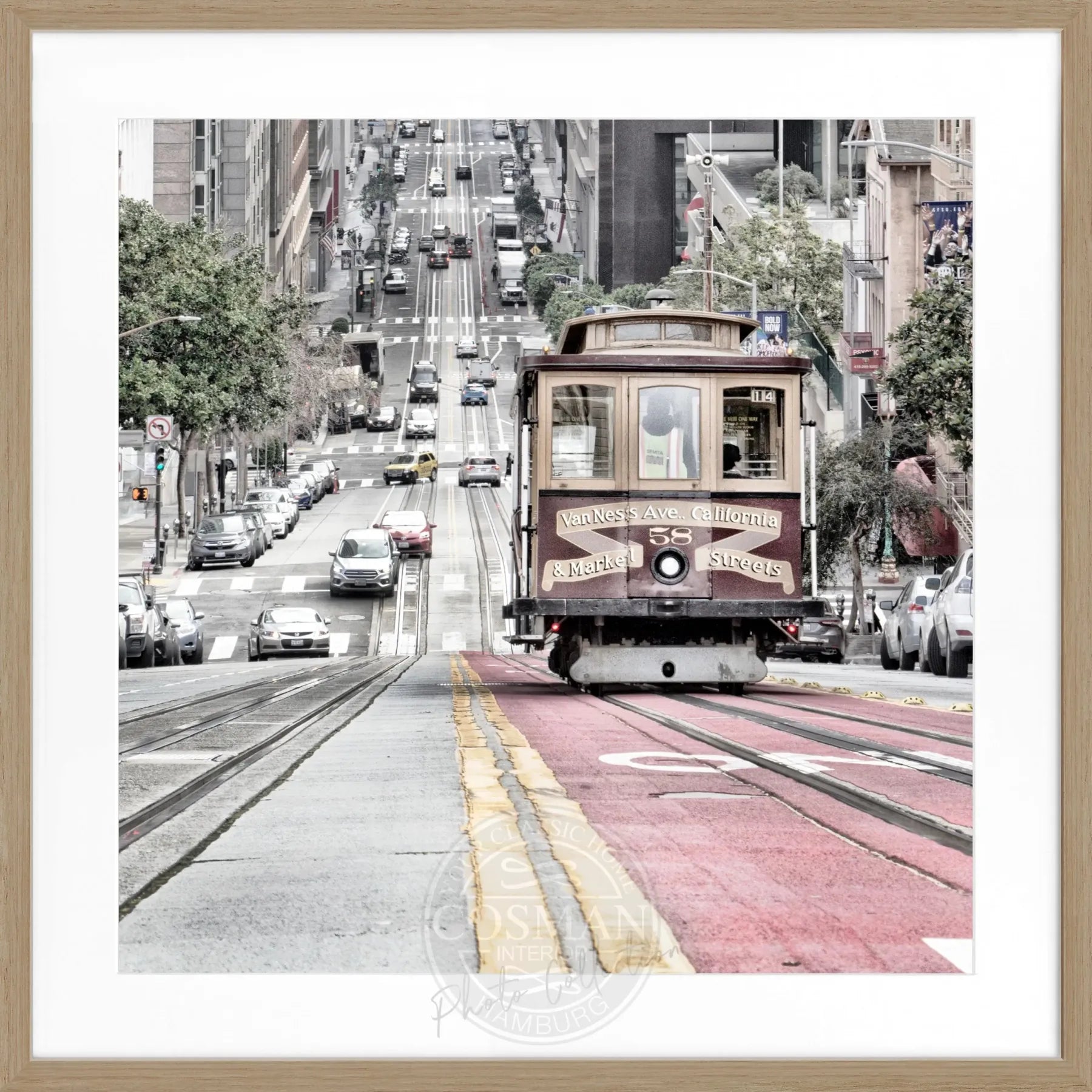 Schwarz-weiß Poster mit Rahmen von Cosman-Photocollection, zeigt Cable Cars in San Francisco, quadratisch, 55x55cm