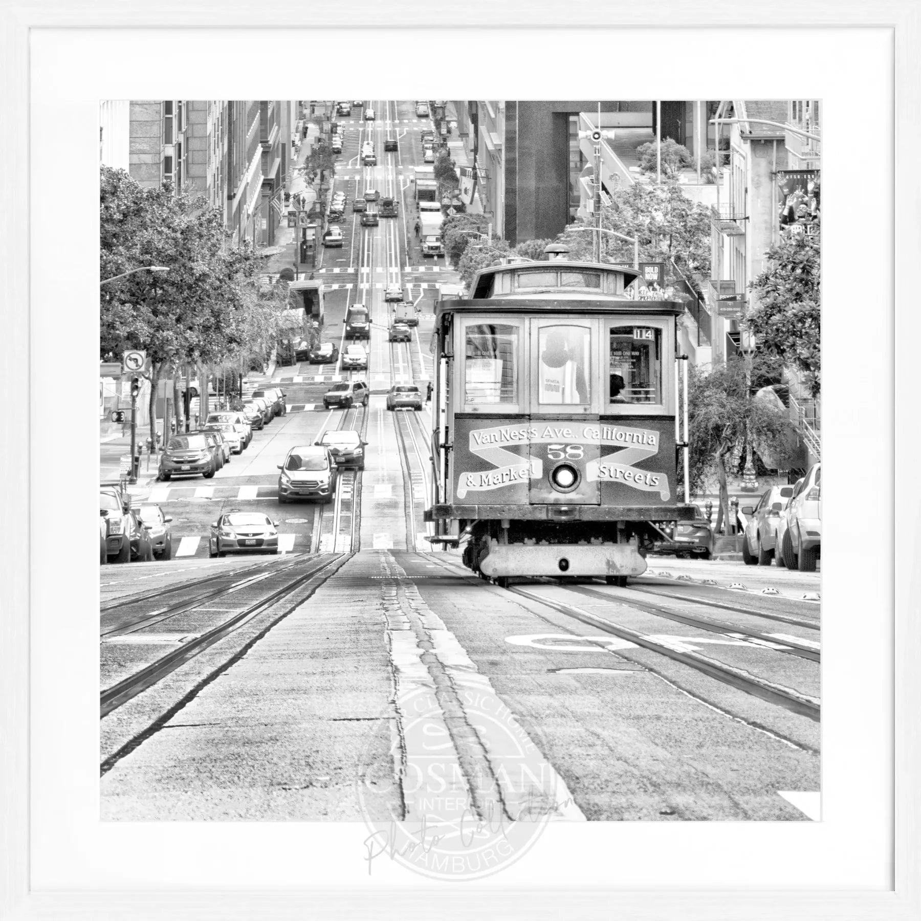Schwarz-weiß Poster mit Rahmen, zeigt die Cable Cars in San Francisco, von Cosman-Photocollection, quadratisch 55x55cm.