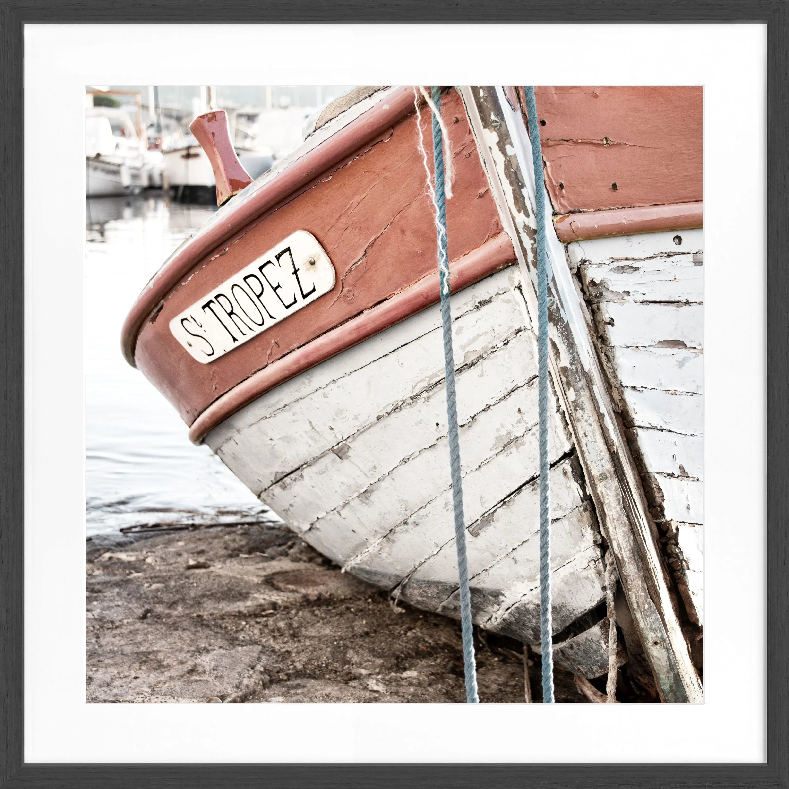 Schwarz-weiß Poster mit Rahmen ’Fischerboot’ Saint Tropez von Cosman-Photocollection, quadratisch 55x55cm, maritimes Motiv