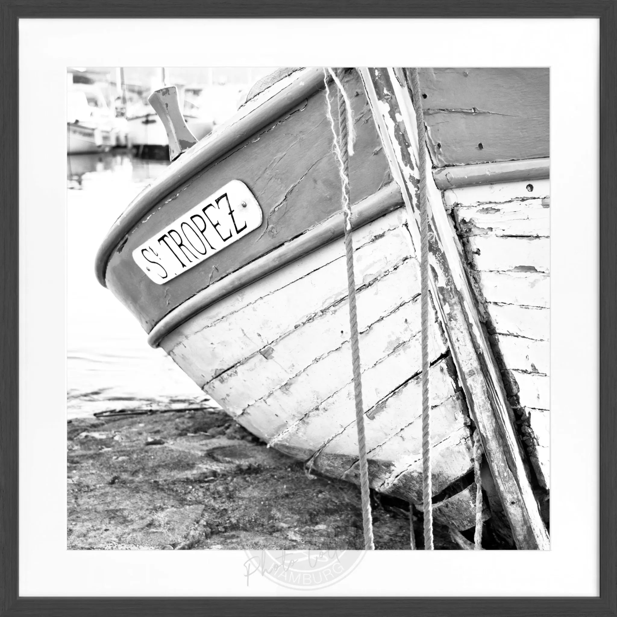 Schwarz-weiß Poster mit Rahmen 'Fischerboot' Saint Tropez von Cosman-Photocollection, quadratisch 55x55cm, maritime Szene
