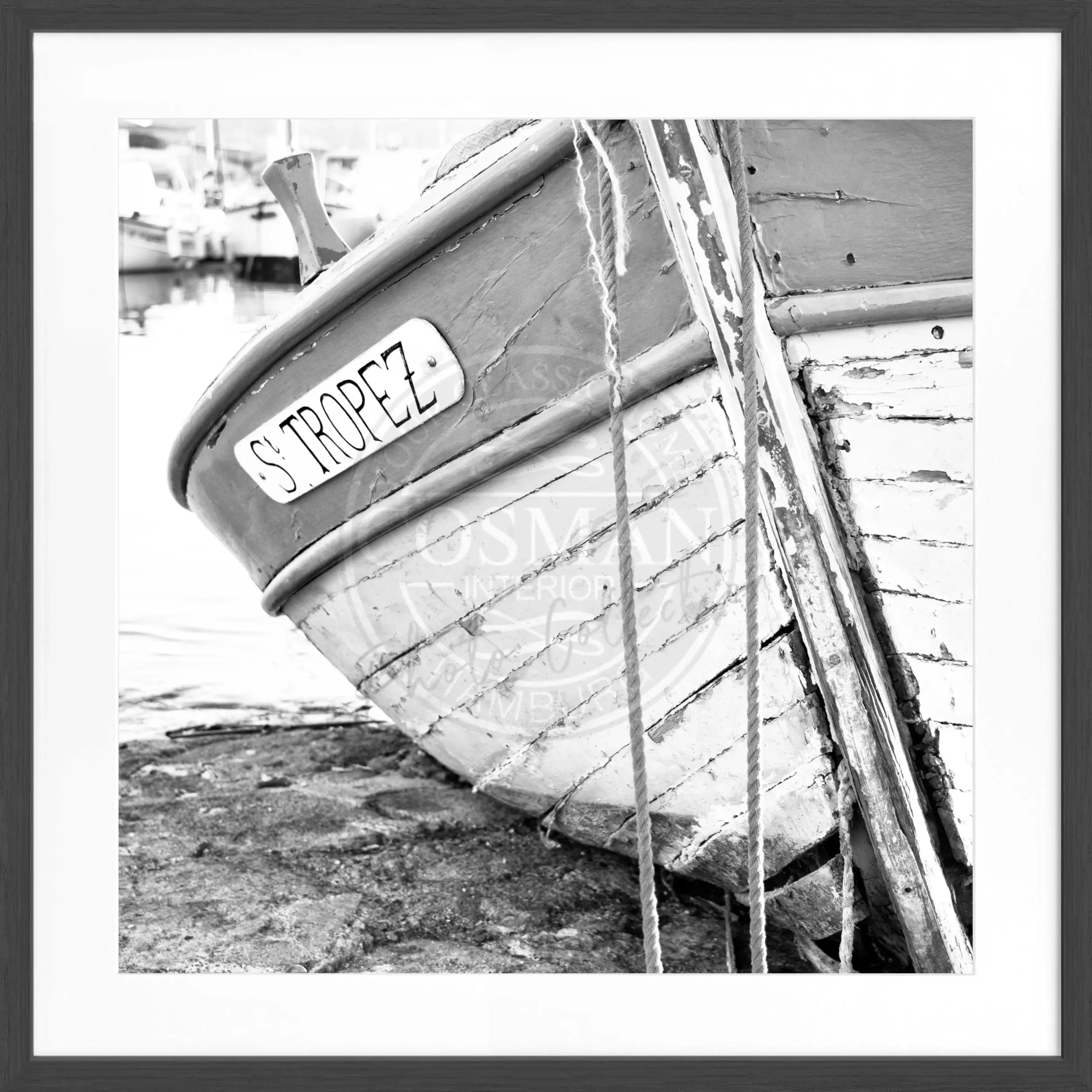 Schwarz-weiß Poster mit Rahmen 'Fischerboot' Saint Tropez von Cosman-Photocollection, quadratisch 55x55cm, maritime Szene