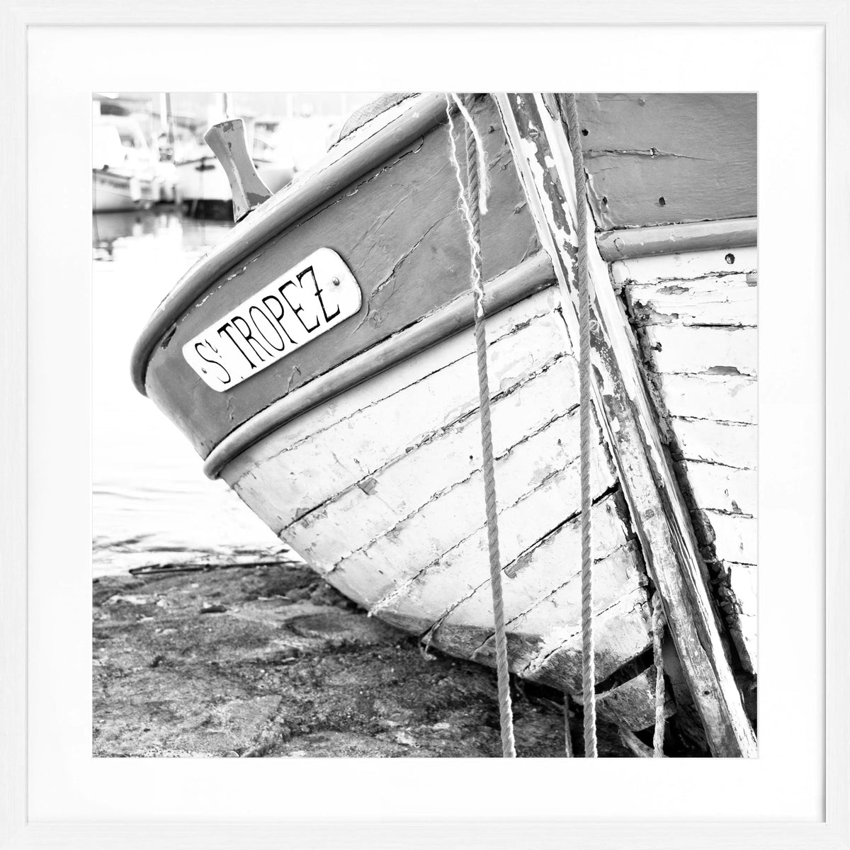 Schwarzweiß-Poster 'Fischerboot' mit Rahmen von Cosman-Photocollection, quadratisch 55x55cm, Motive aus Saint Tropez.