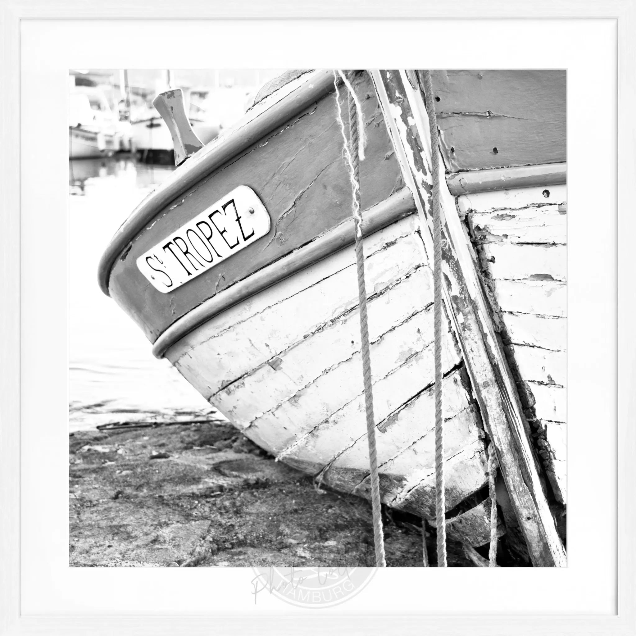 Schwarzweiß-Poster 'Fischerboot' mit Rahmen von Cosman-Photocollection, quadratisch 55x55cm, Motive aus Saint Tropez.