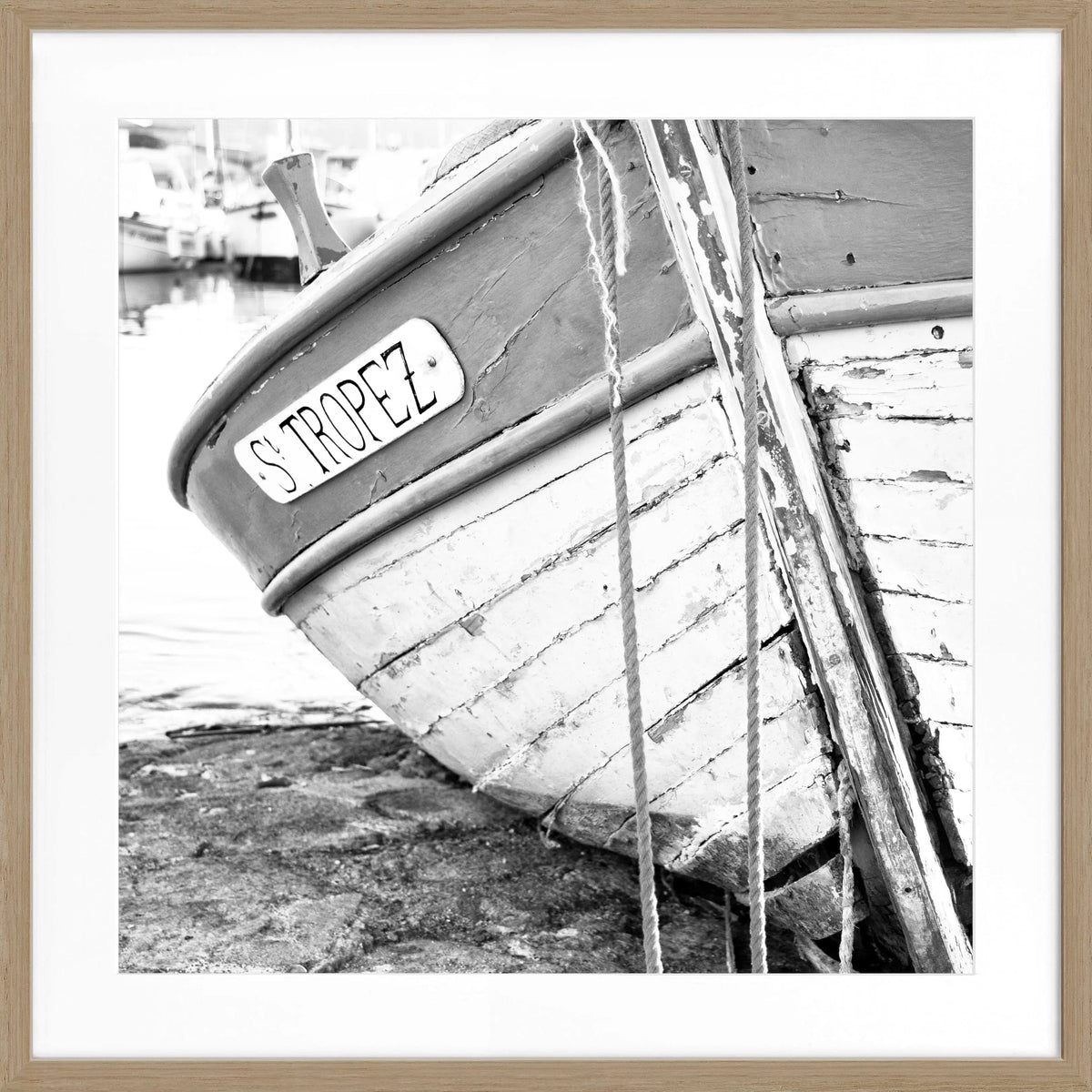 Schwarz-weiß Poster mit Rahmen von Cosman-Photocollection, Motiv eines Fischerboots in Saint Tropez, quadratisch 55x55cm