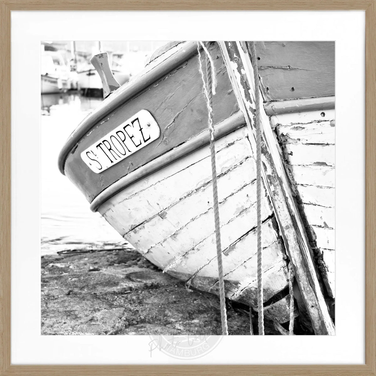 Schwarz-weiß Poster mit Rahmen von Cosman-Photocollection, Motiv eines Fischerboots in Saint Tropez, quadratisch 55x55cm