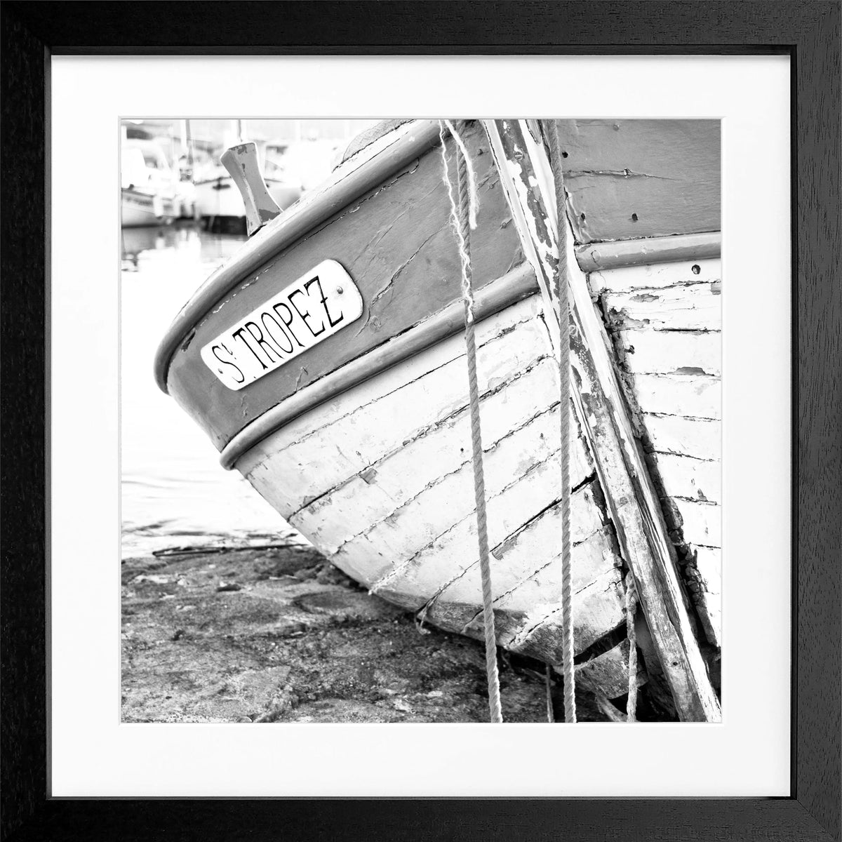 Schwarz-weiß Poster mit Rahmen 'Fischerboot' Saint Tropez von Cosman-Photocollection, quadratisch 55x55cm, maritimes Motiv