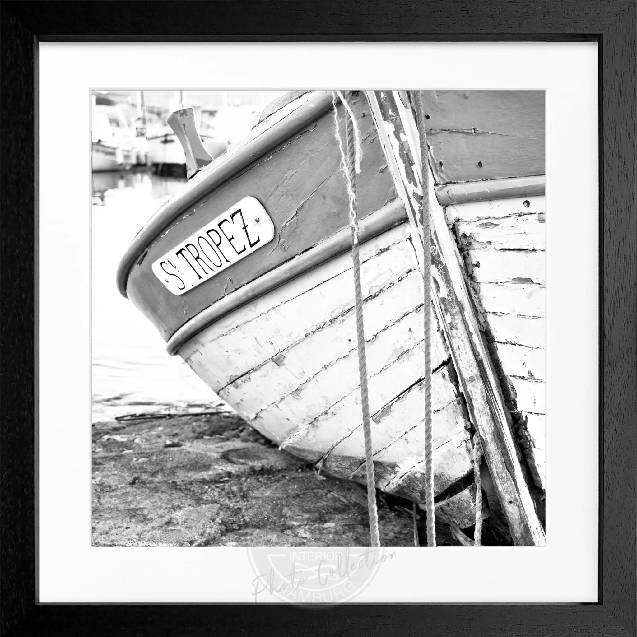Schwarz-weiß Poster mit Rahmen 'Fischerboot' Saint Tropez von Cosman-Photocollection, quadratisch 55x55cm, maritimes Motiv