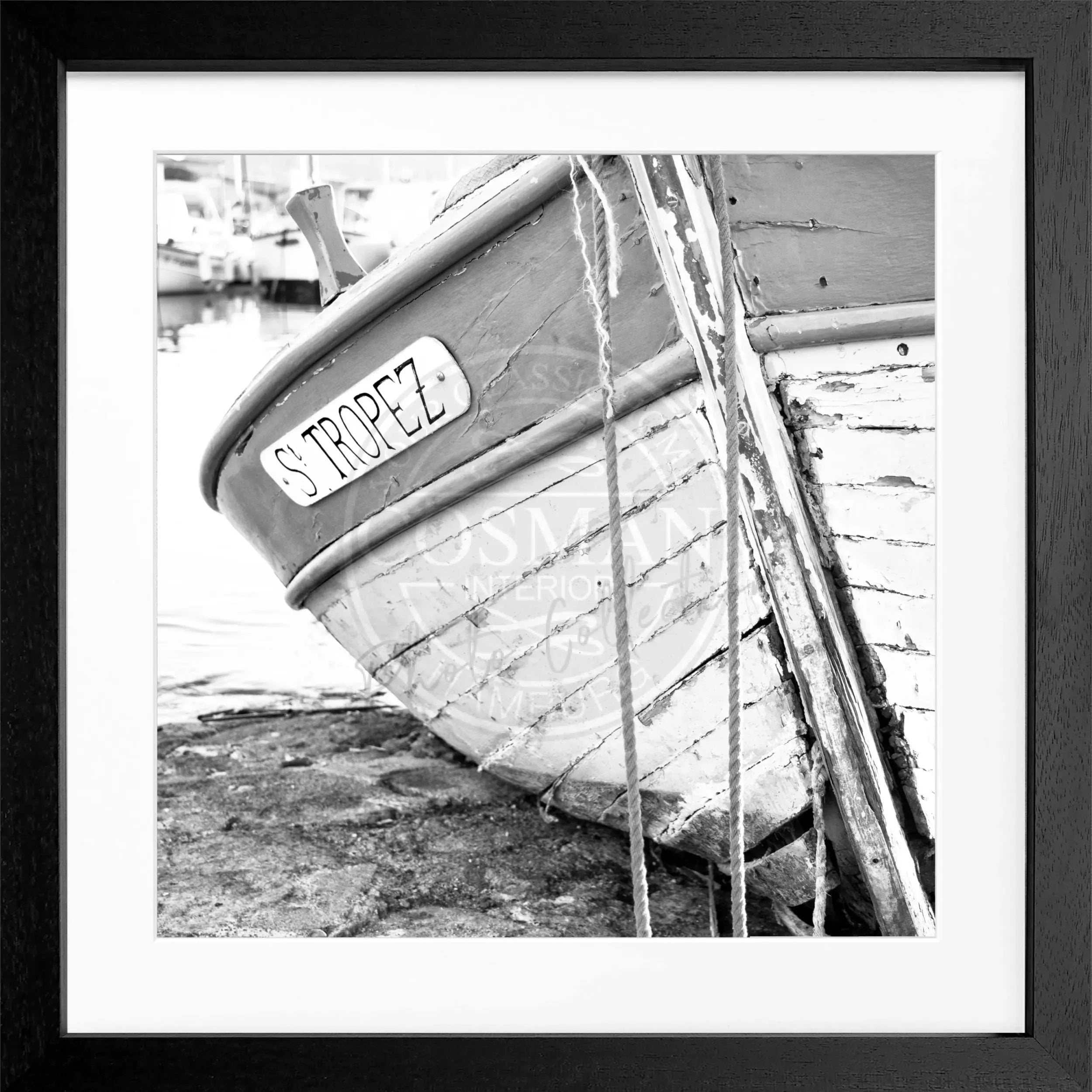 Schwarz-weiß Poster mit Rahmen 'Fischerboot' Saint Tropez von Cosman-Photocollection, quadratisch 55x55cm, maritimes Motiv