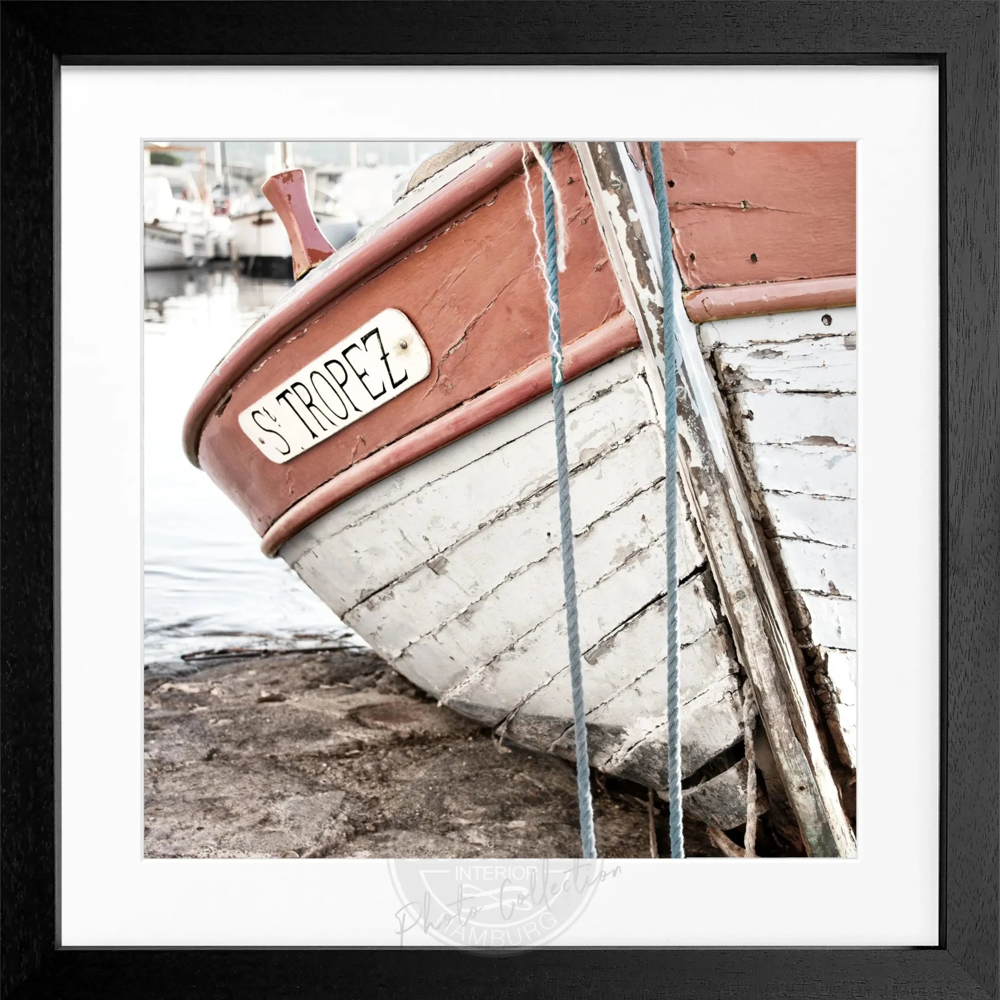 Schwarz-weiß Poster mit Rahmen: Fischerboot in Saint Tropez, quadratisch, 55x55cm, von Cosman-Photocollection.