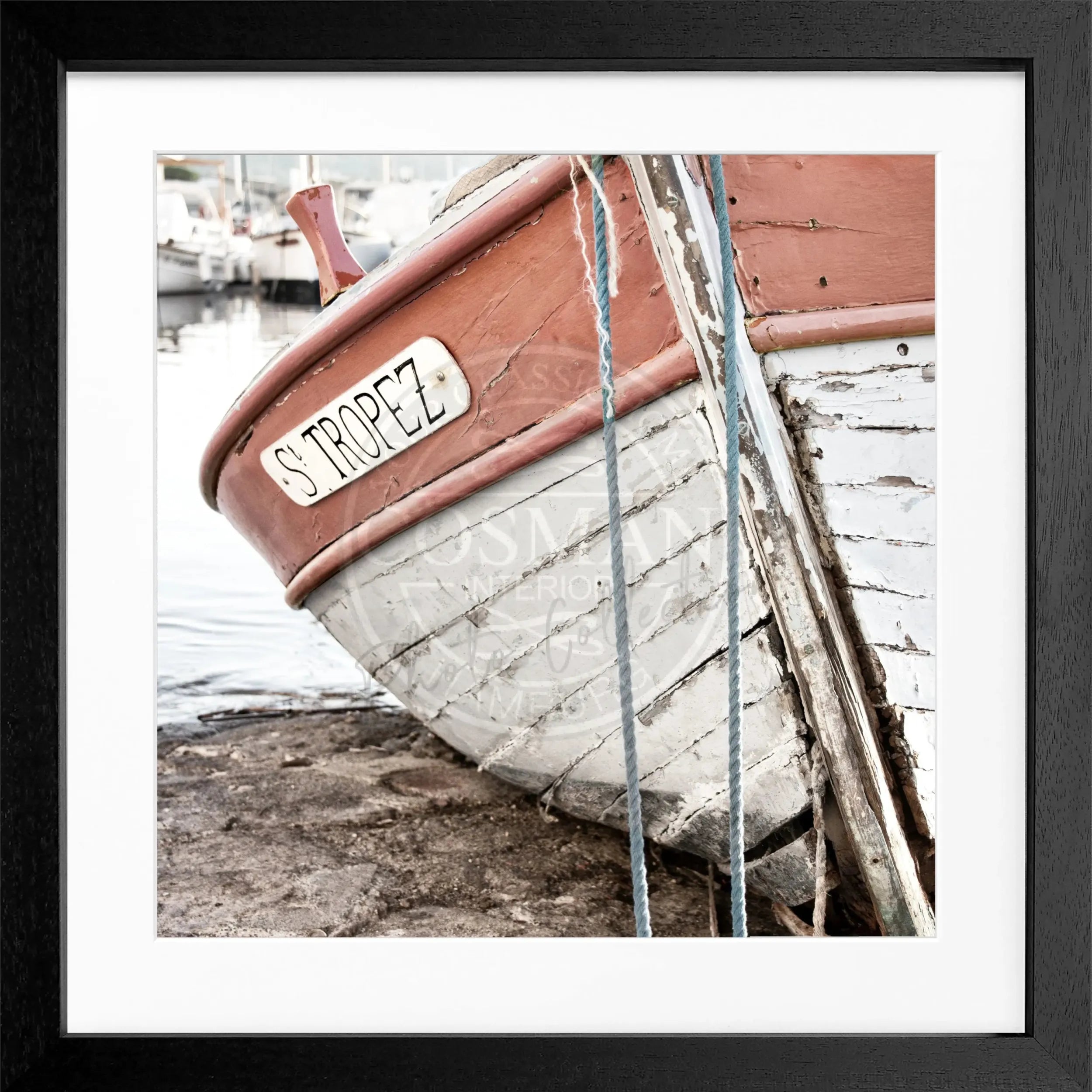 Schwarz-weiß Poster mit Rahmen: Fischerboot in Saint Tropez, quadratisch, 55x55cm, von Cosman-Photocollection.