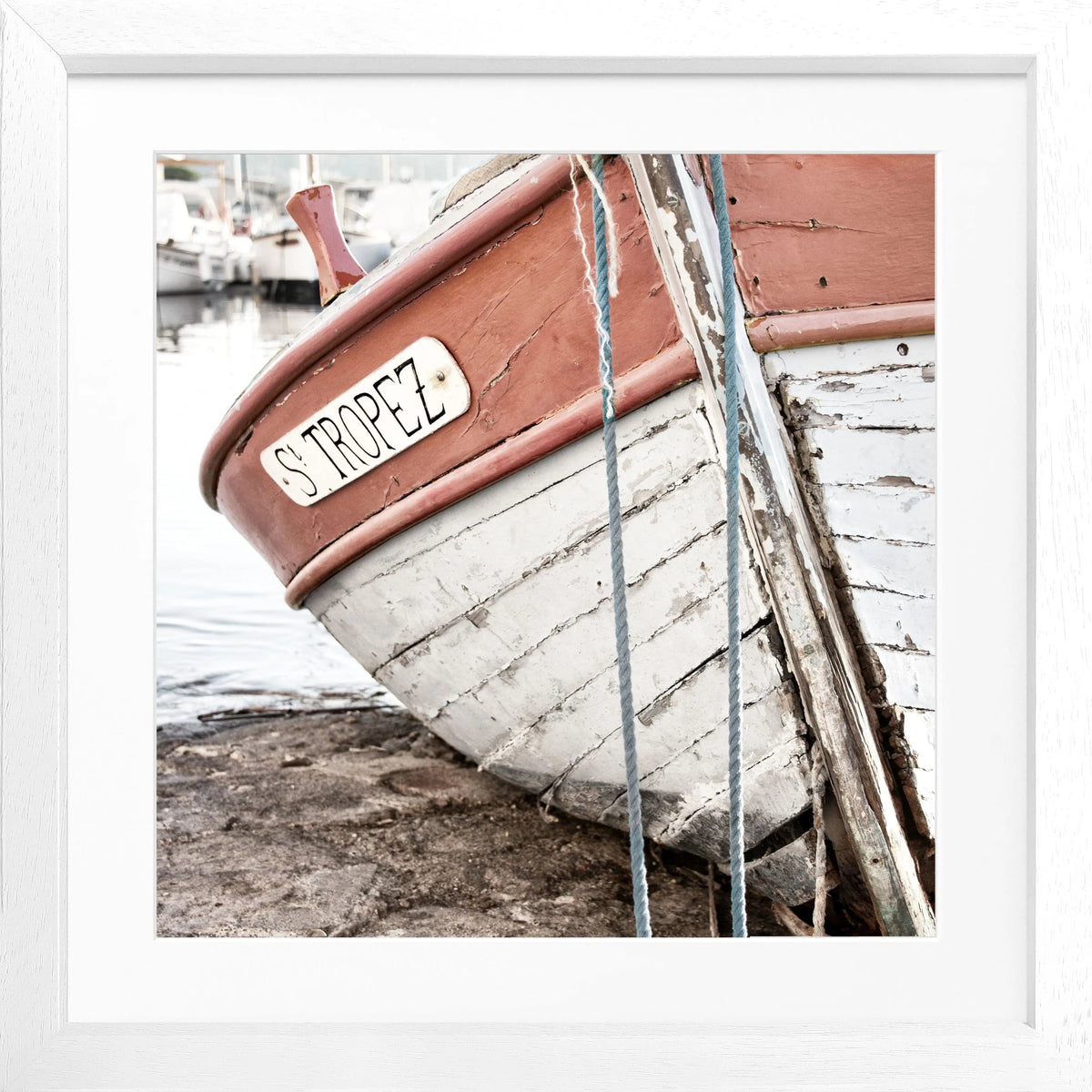 Schwarz-weiß Poster mit Rahmen von Cosman-Photocollection, Fischerboot in Saint Tropez, quadratisches Design, 55x55cm.