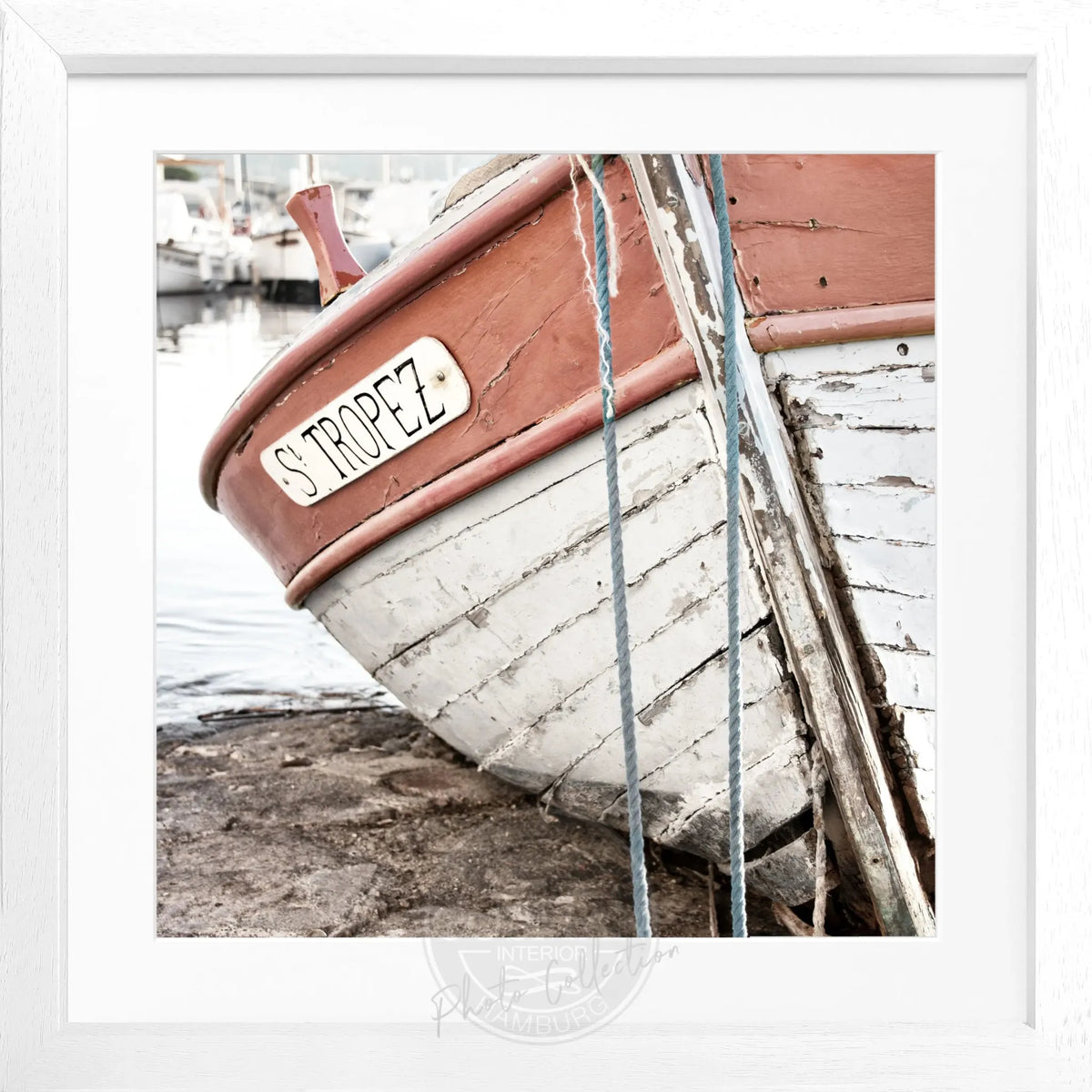 Schwarz-weiß Poster mit Rahmen von Cosman-Photocollection, Fischerboot in Saint Tropez, quadratisches Design, 55x55cm.