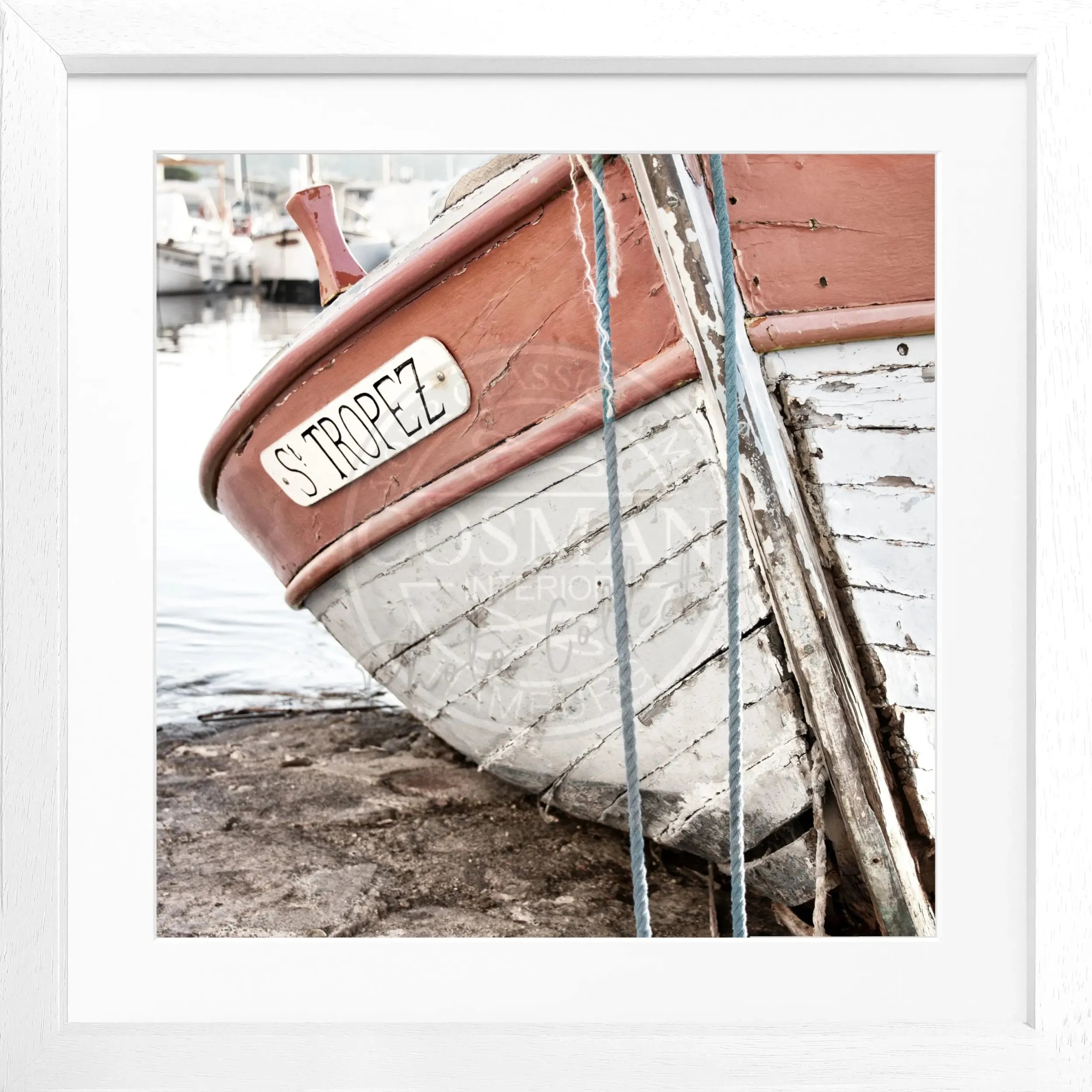 Schwarz-weiß Poster mit Rahmen von Cosman-Photocollection, Fischerboot in Saint Tropez, quadratisches Design, 55x55cm.