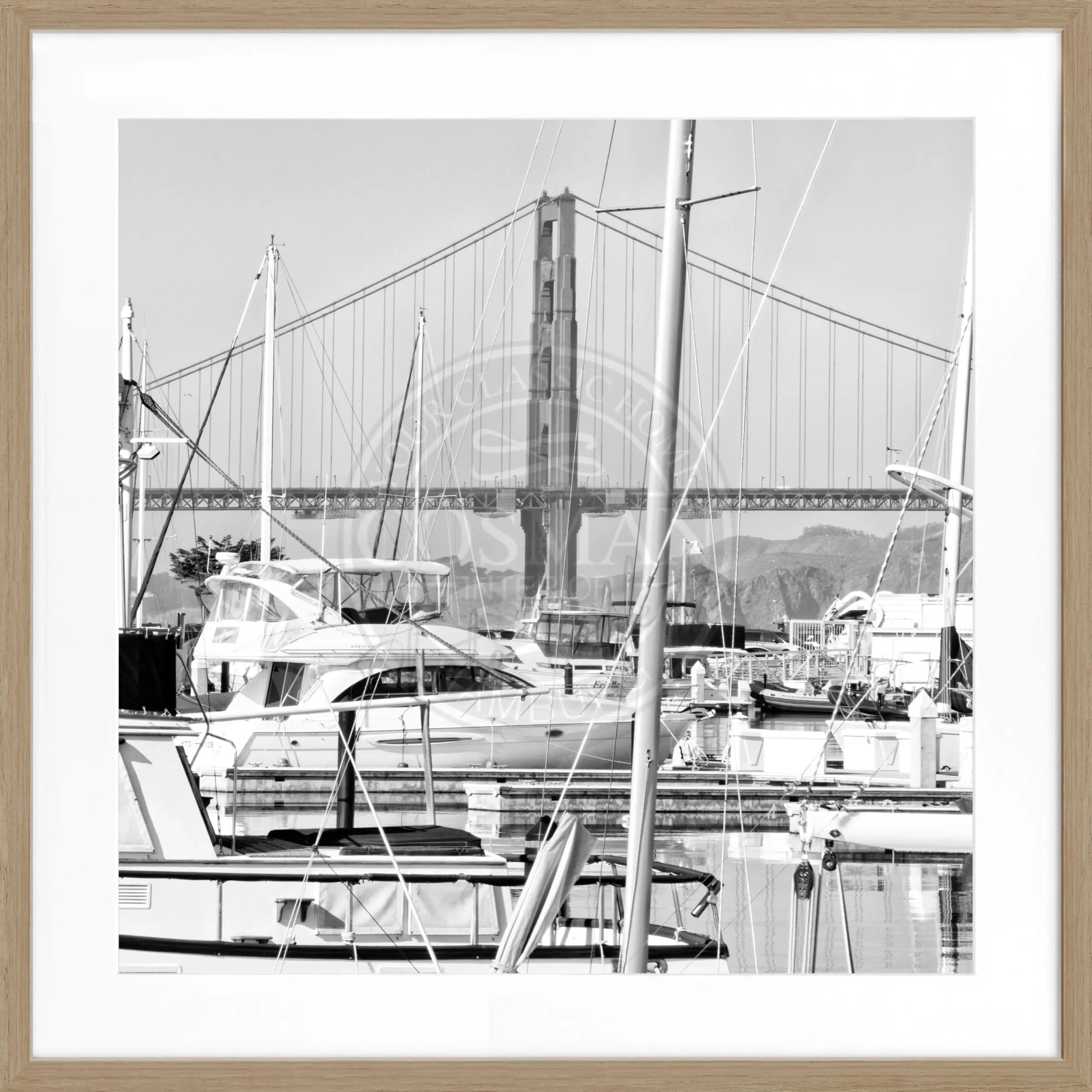 Schwarz-weiß Poster mit Rahmen von Cosman-Photocollection, Golden Gate Bridge in San Francisco, quadratisch, 55x55 cm