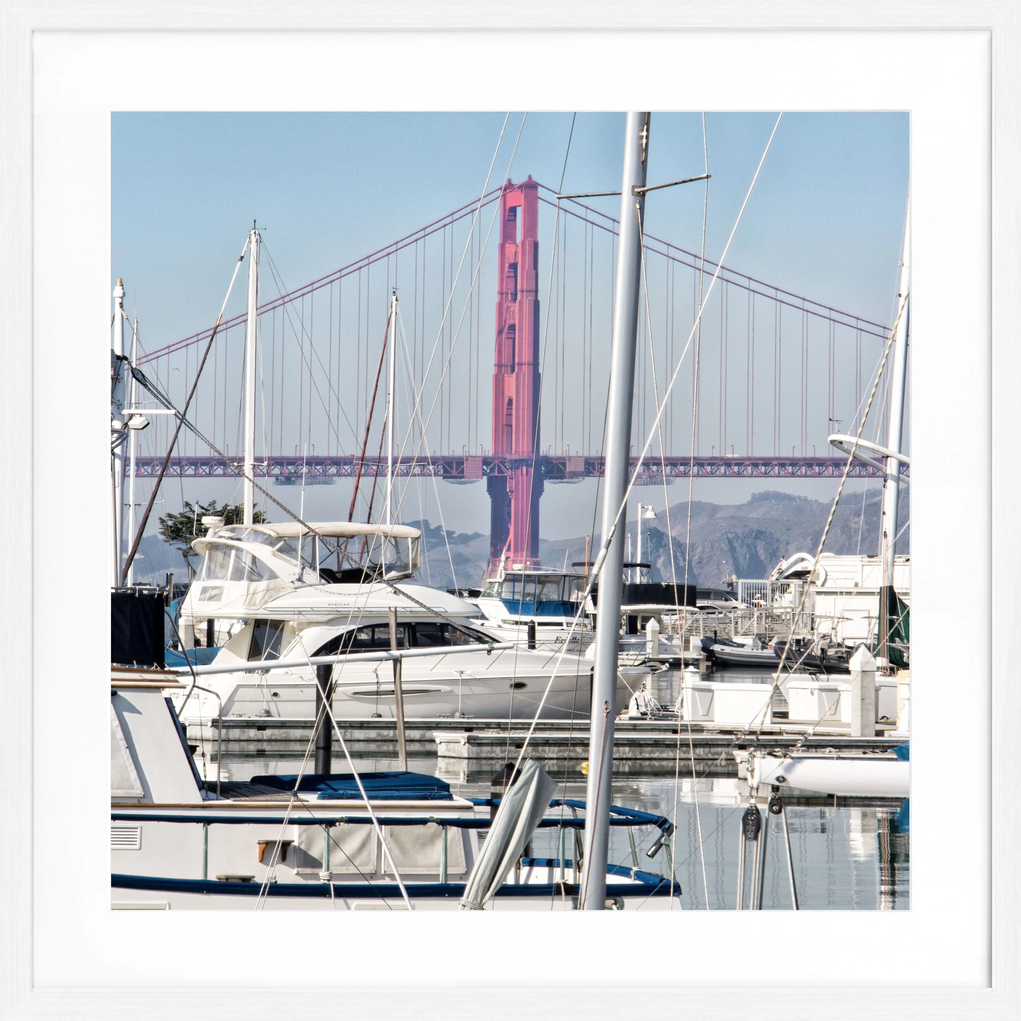Schwarz-weiß Poster mit Rahmen zeigt die Golden Gate Bridge in San Francisco, von Cosman-Photocollection, quadratisch, 55x55cm
