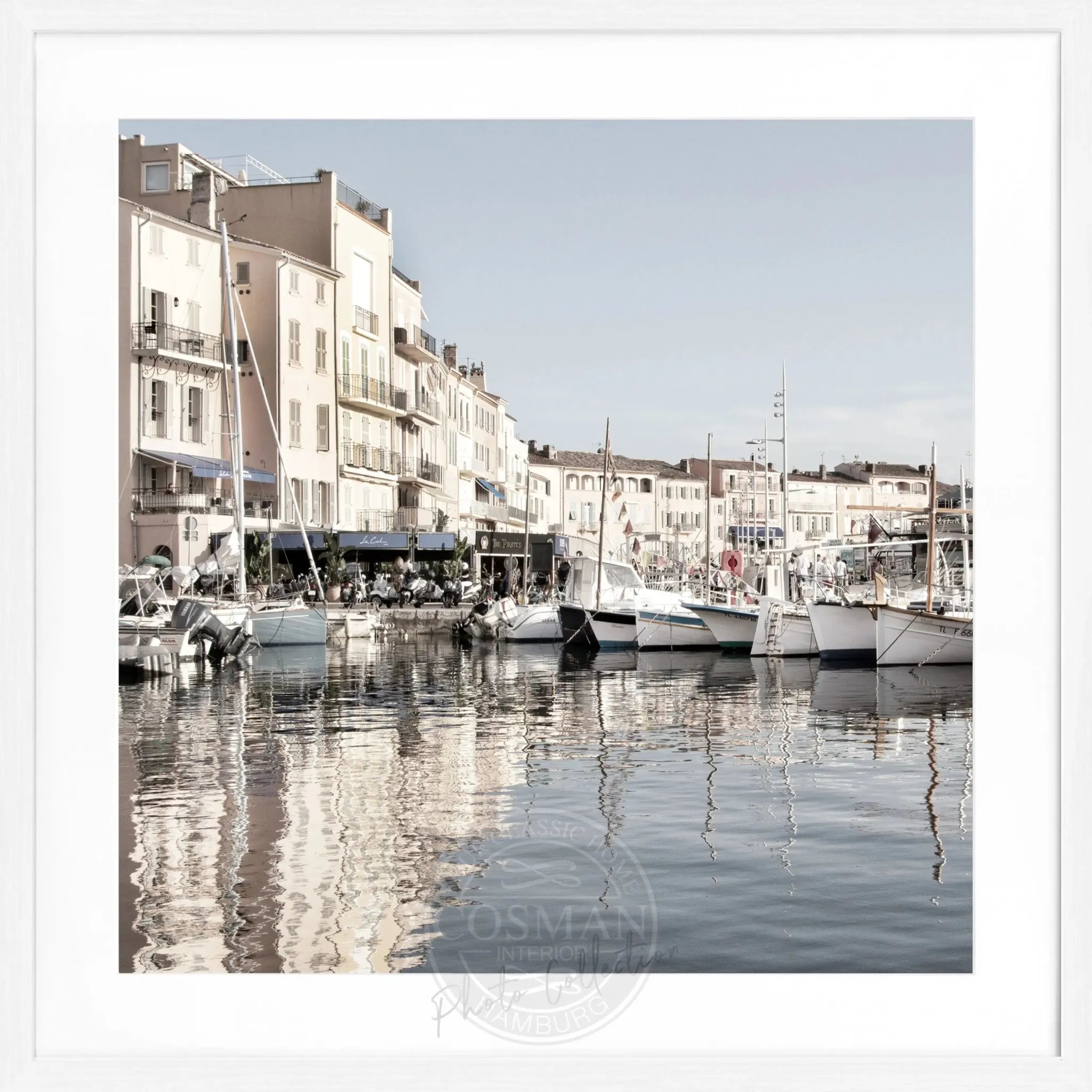 Schwarz-weiß Poster mit Rahmen ’Hafen’ Saint Tropez, quadratisch 55x55cm, von Cosman-Photocollection, maritime Stadtansicht