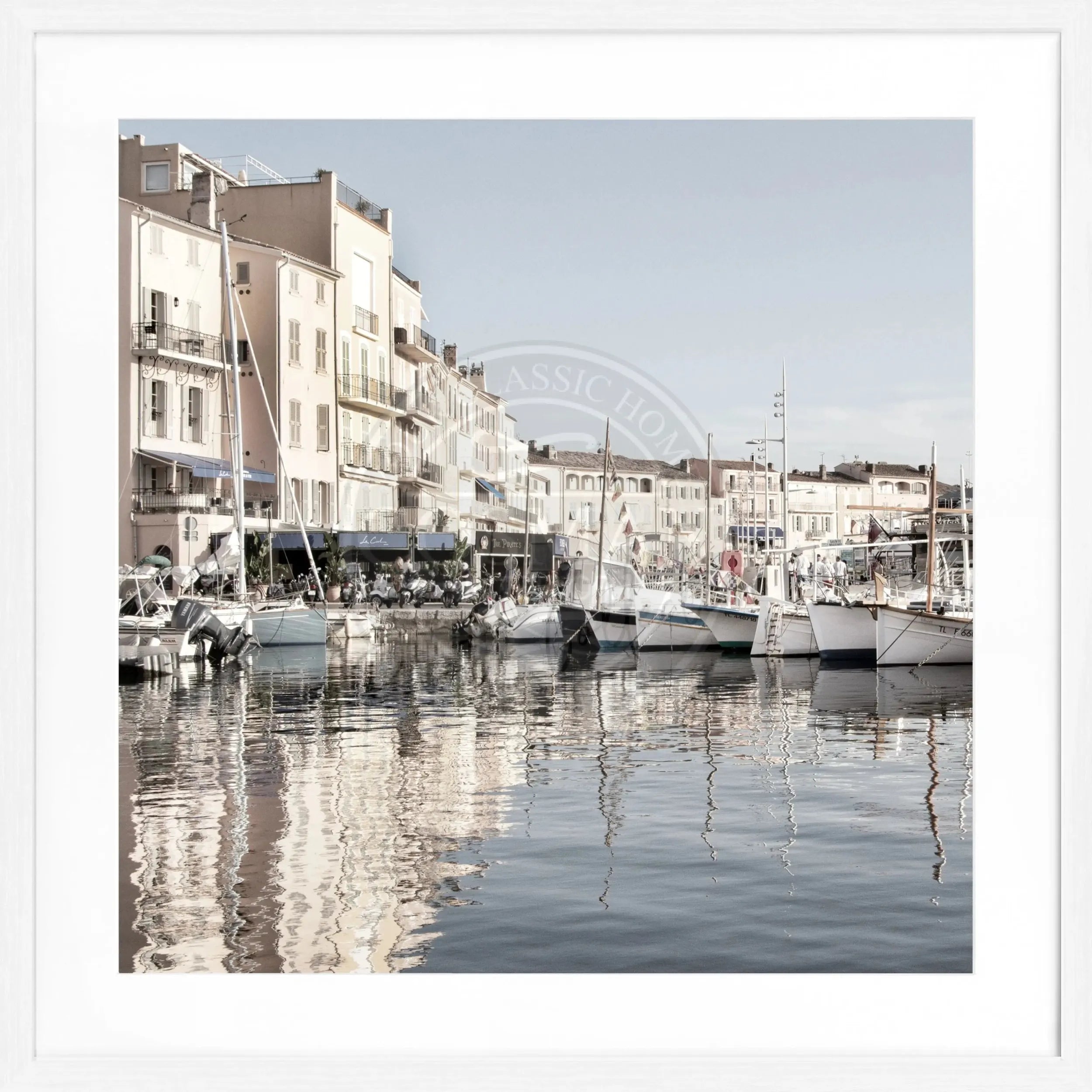 Schwarz-weiß Poster mit Rahmen ’Hafen’ Saint Tropez, quadratisch 55x55cm, von Cosman-Photocollection, maritime Stadtansicht